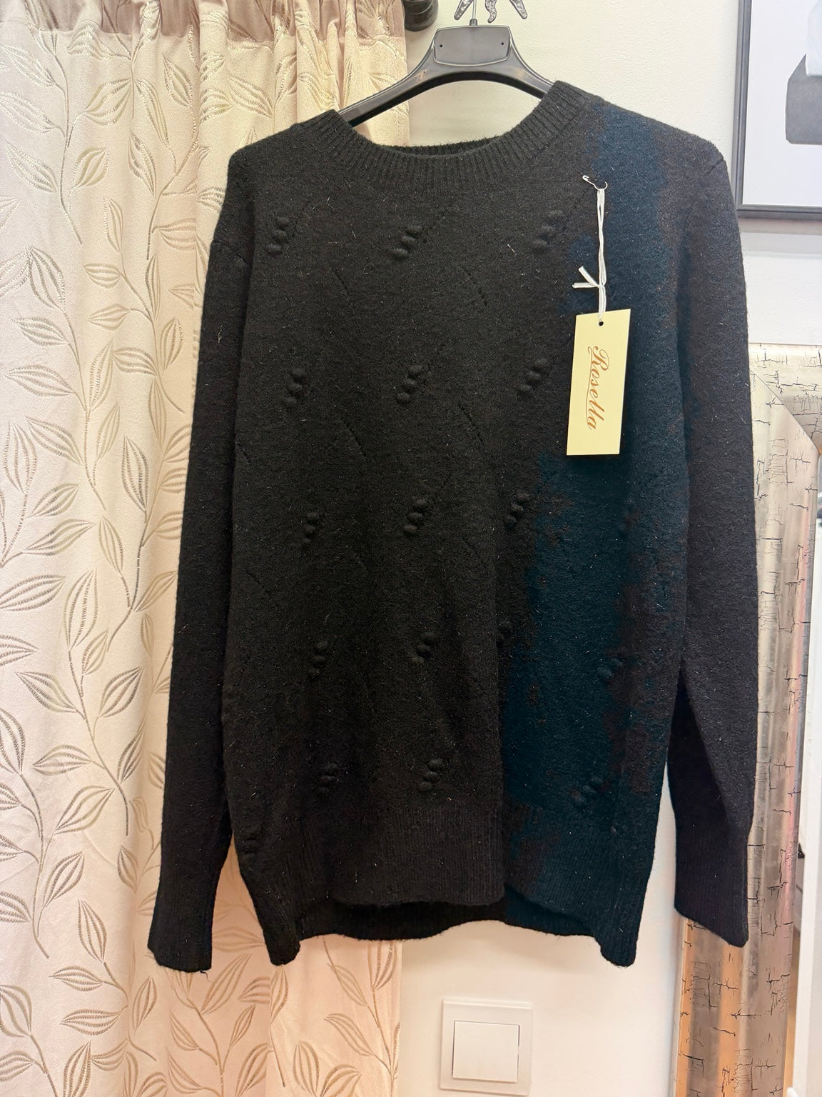 Jersey negro de mujer con pequeños corazones en relieve