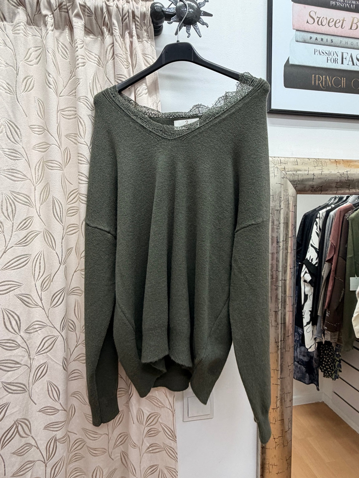 Jersey de mujer verde caqui de punto con escote en V y detalle de encaje