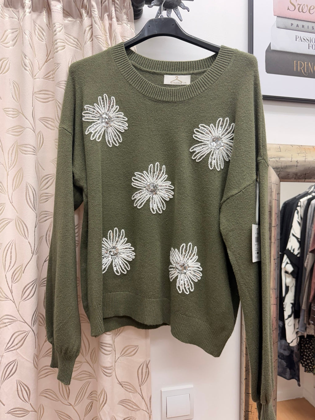 Jersey de mujer verde caqui con flores bordadas y lentejuelas