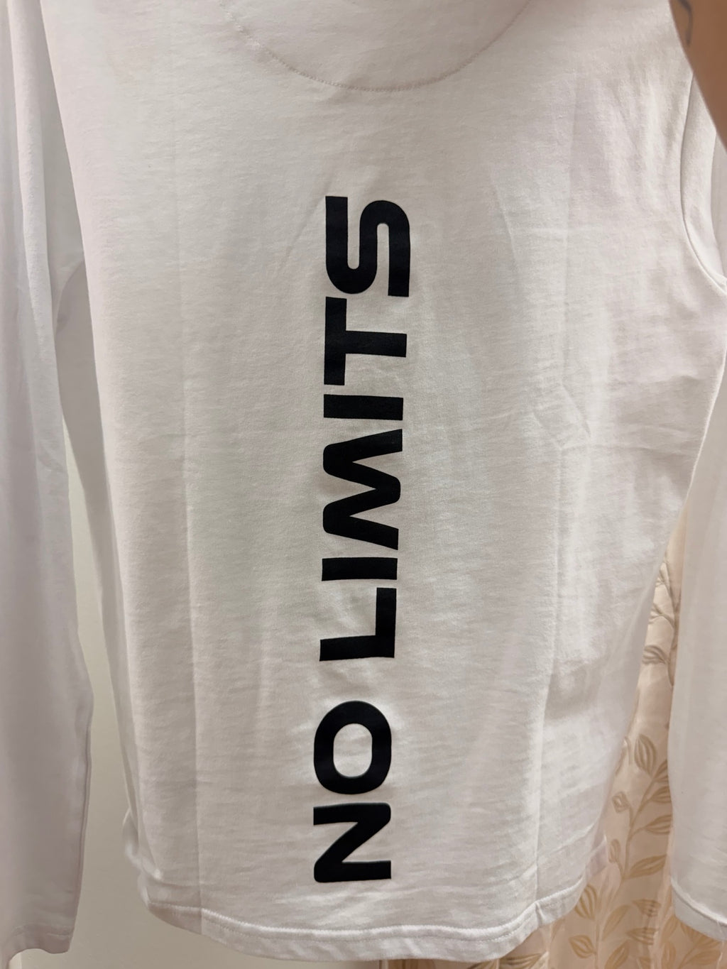 Detalle lateral camiseta Losan blanca Endless Potential