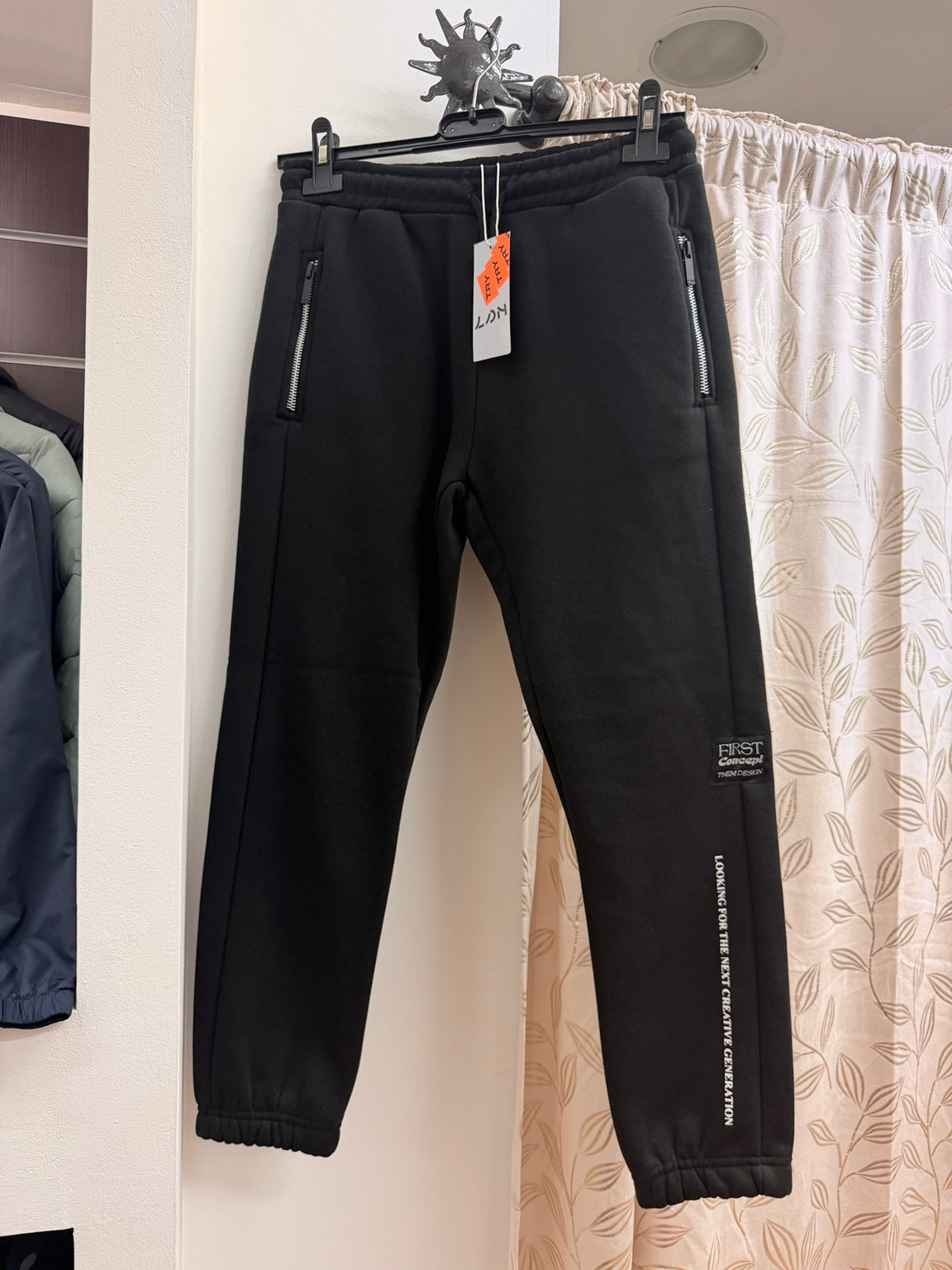 Pantalón jogger Losan negro con bolsillos de cremallera talla 12/XS