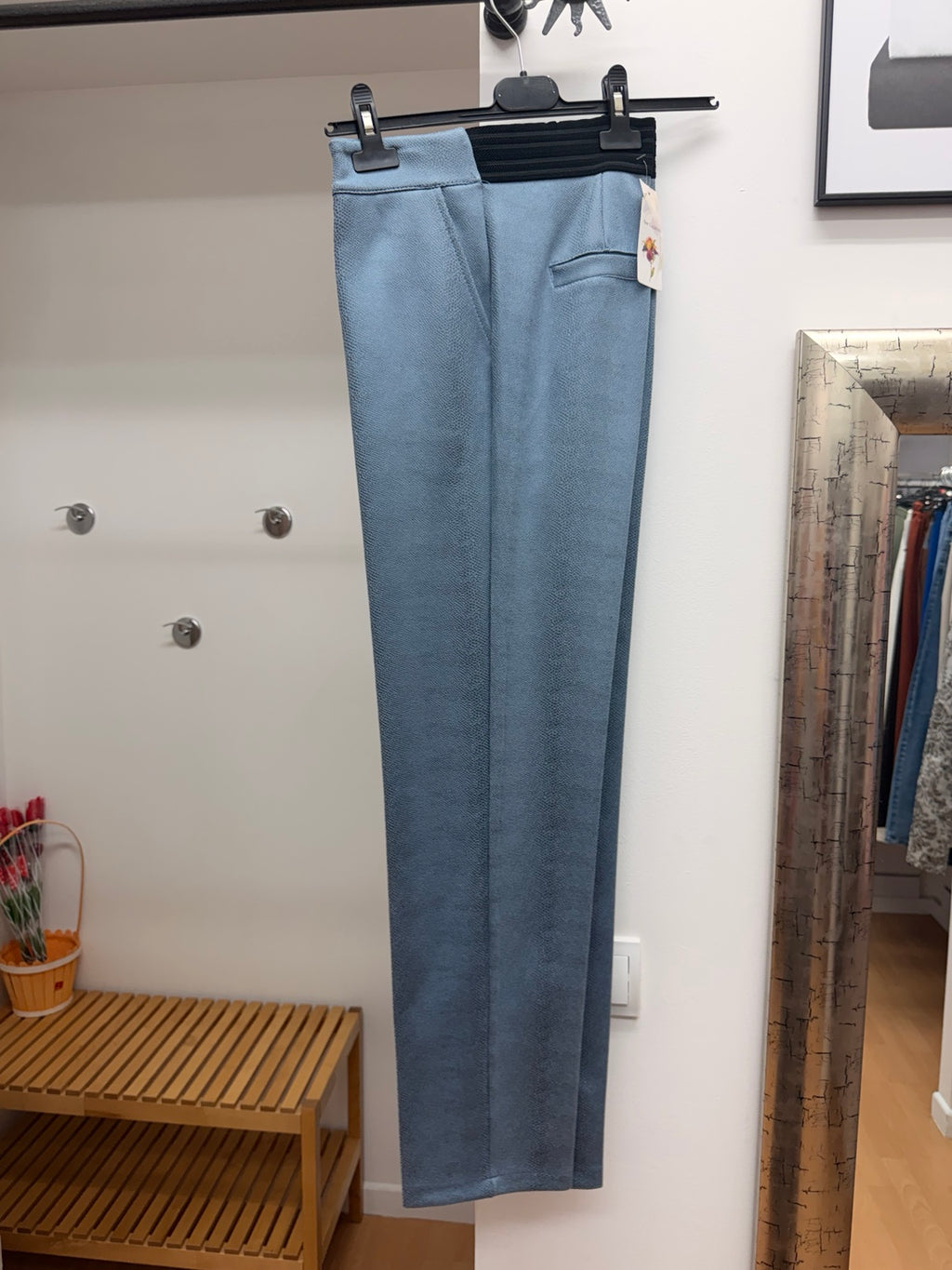 Detalle de tejido y cintura elástica negra del pantalón azul grisáceo referencia 9052