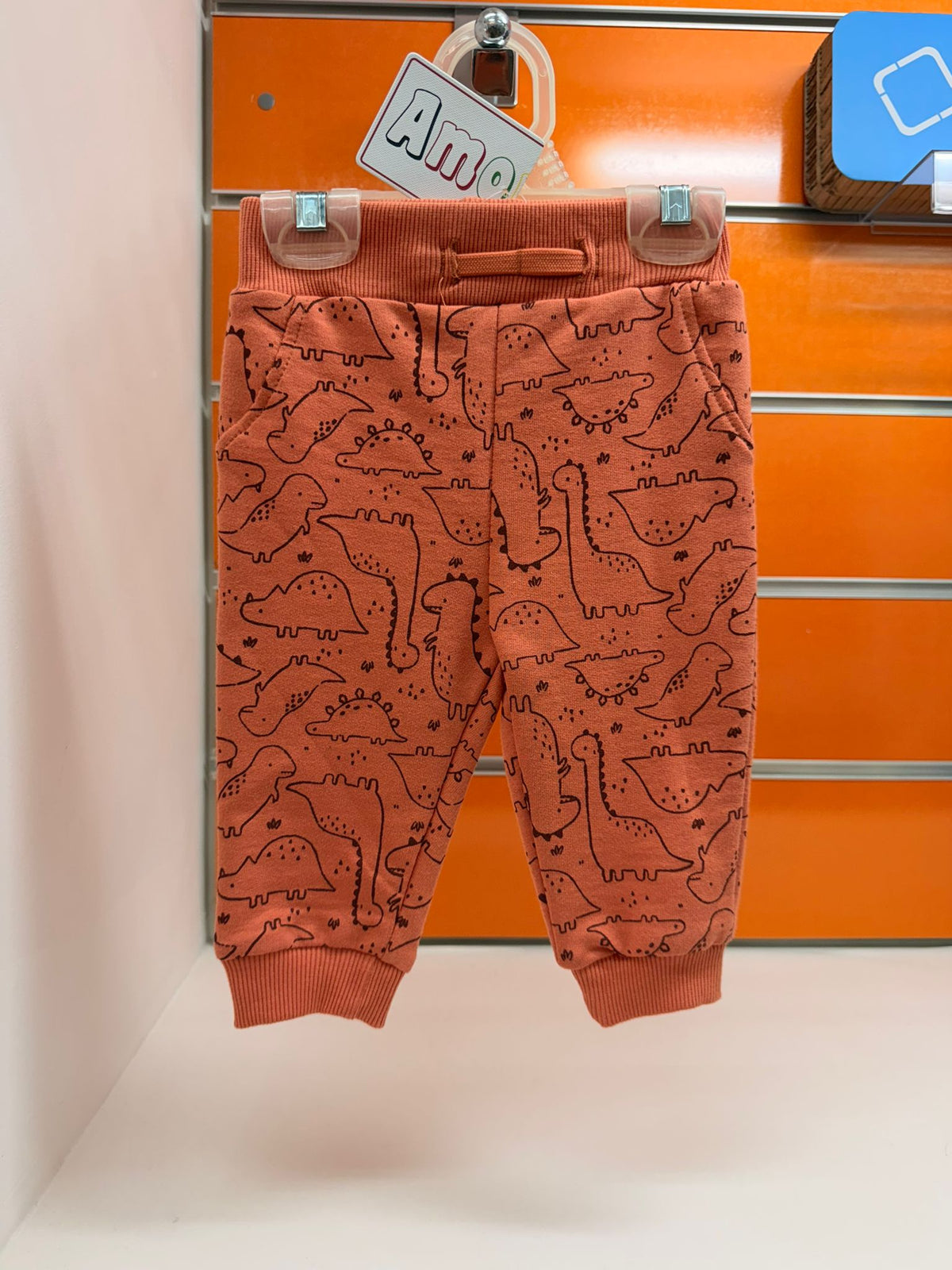 Pantalón bebé teja con dinosaurios, talla 6 meses