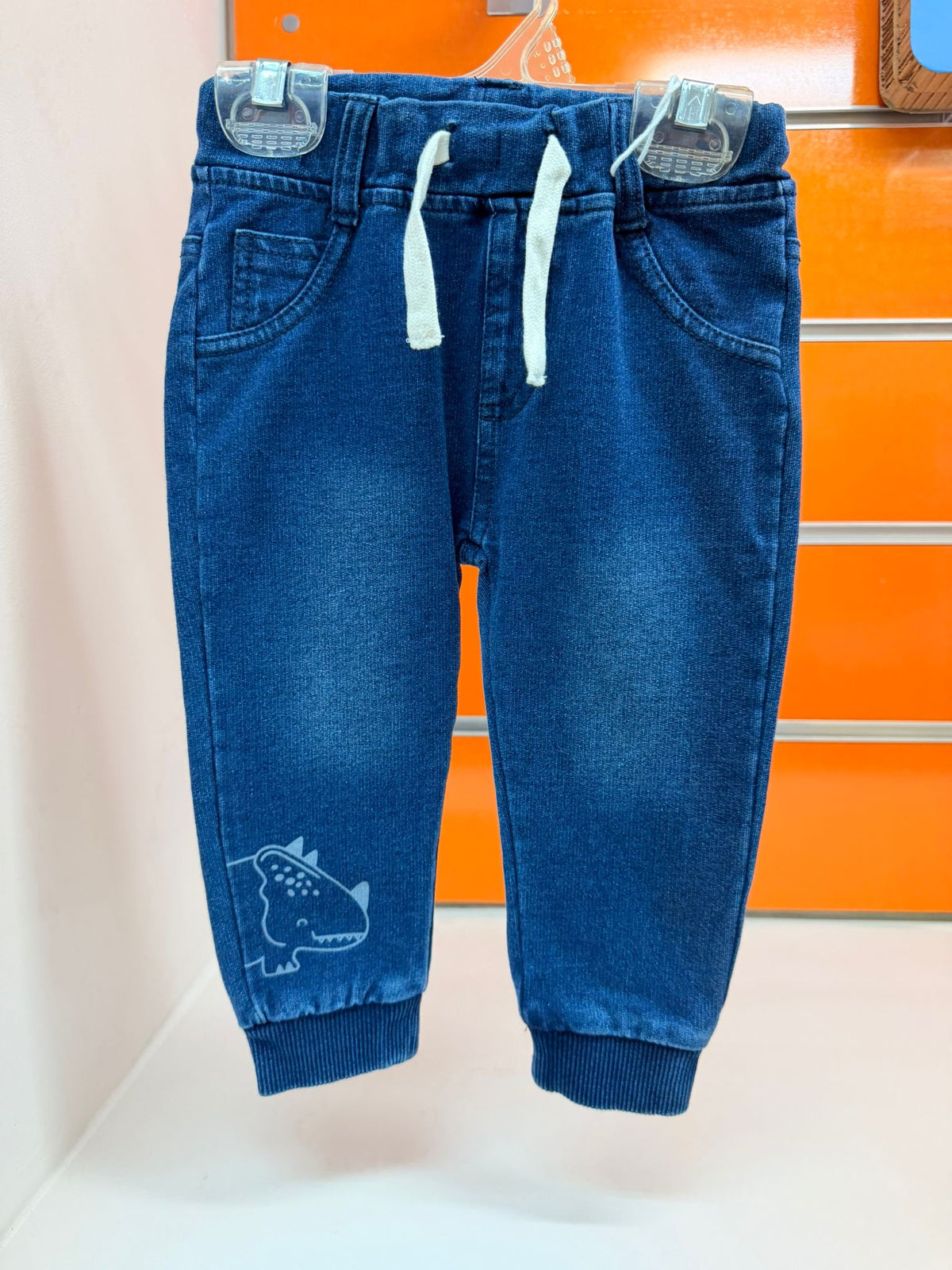 Pantalón bebé Losan denim azul con detalle de dinosaurio