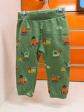Pantalón bebé Losan verde con estampado de vehículos de obra