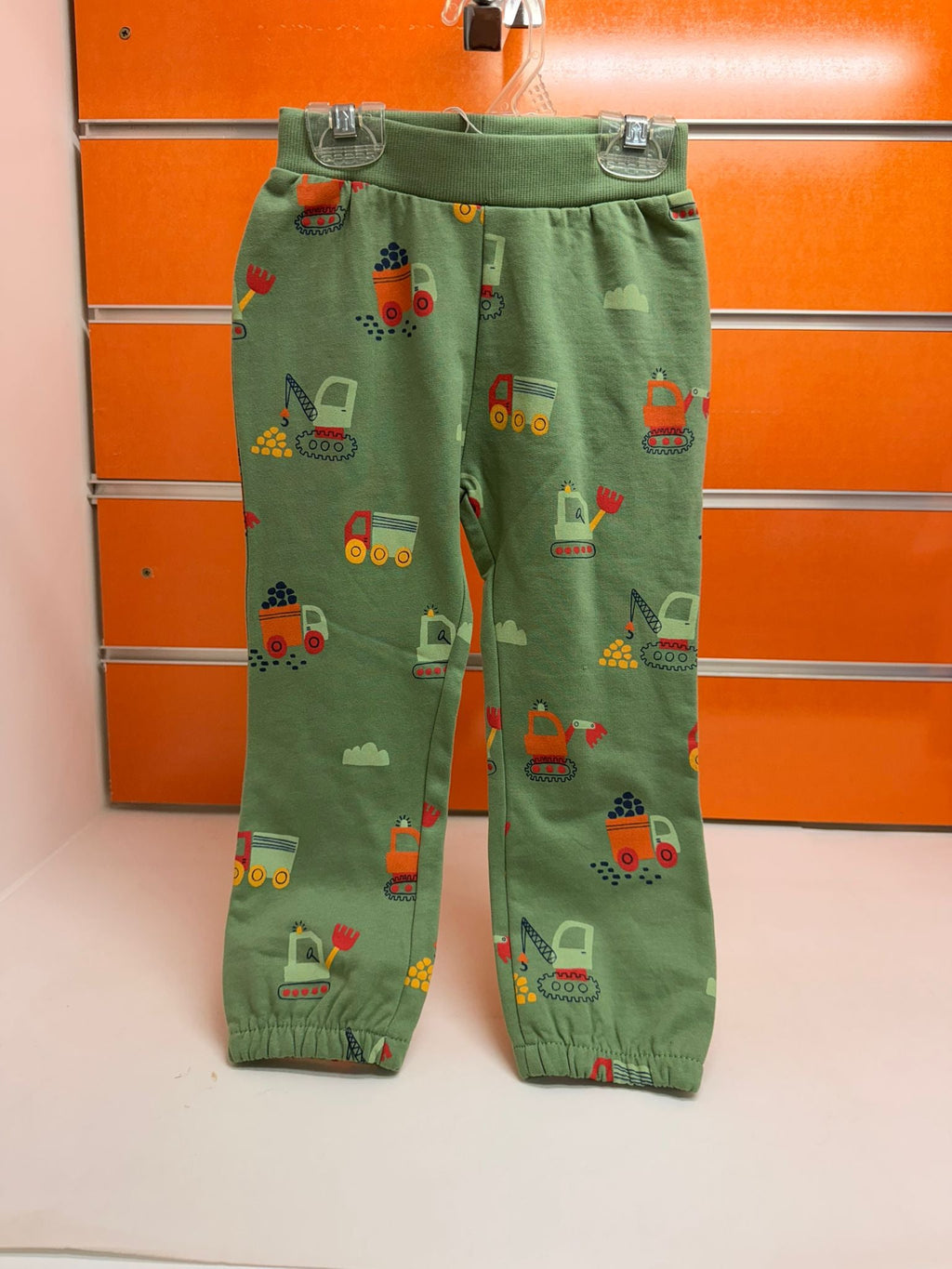Pantalón bebé Losan verde con vehículos de construcción, talla 24-36 meses