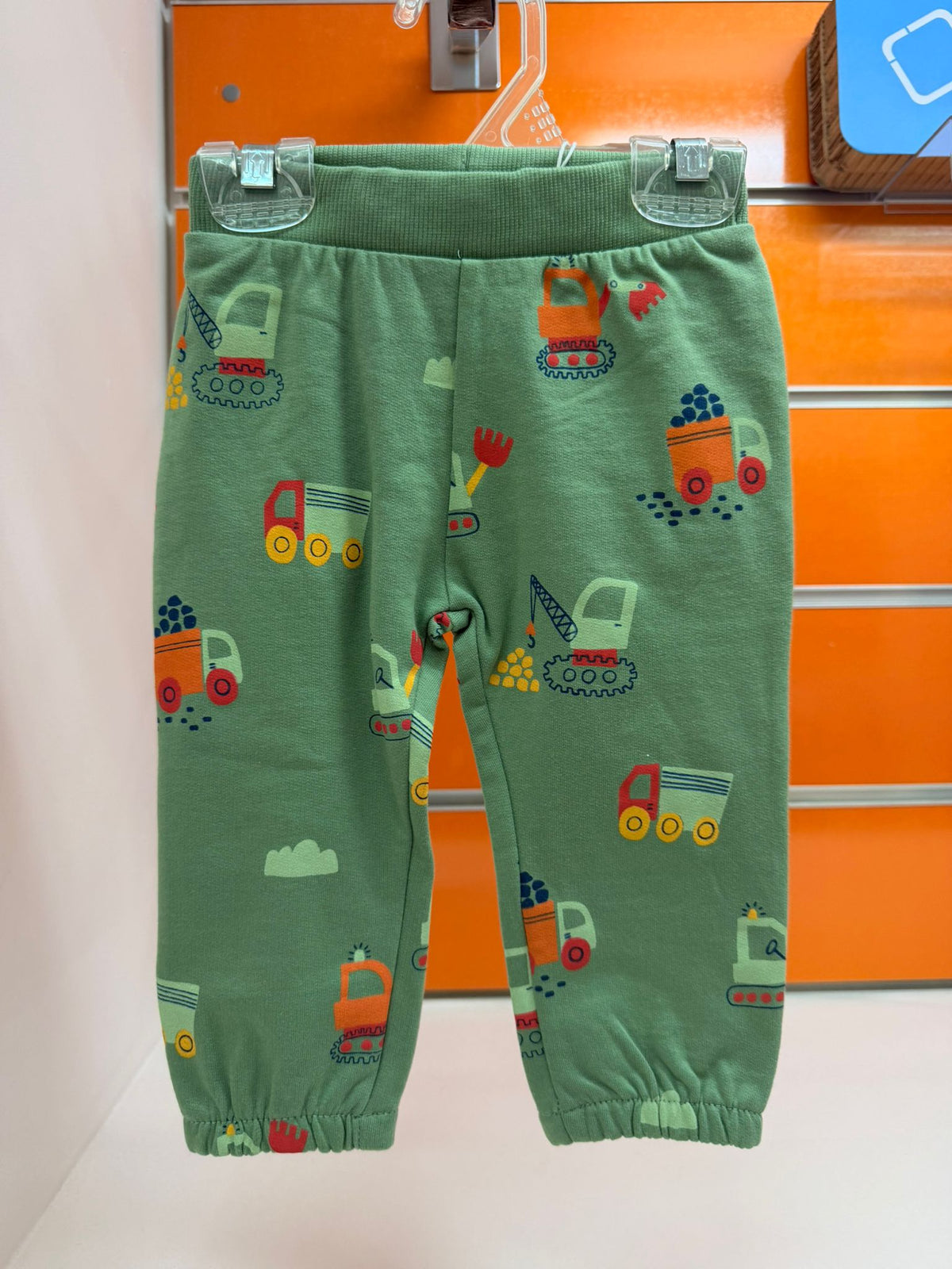Pantalón bebé Losan verde con estampado de vehículos, talla 6-9 meses