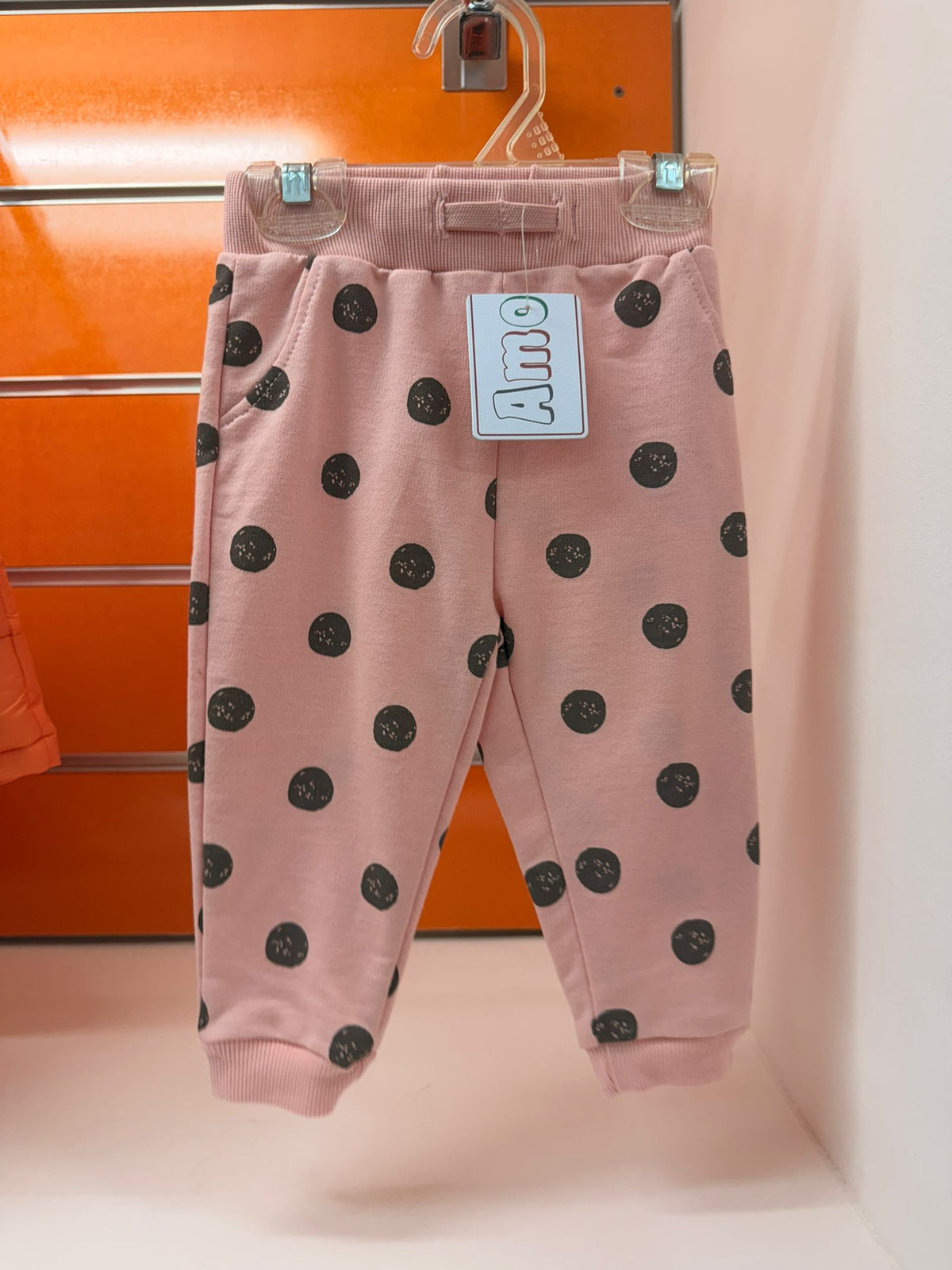 Pantalón bebé rosa con lunares negros, talla 74 cm