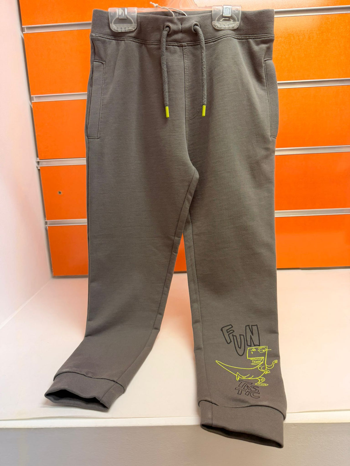 Pantalón jogger niño Losan gris con estampado de dinosaurio, talla 6 años