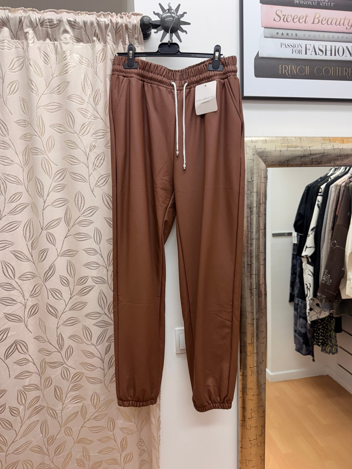 Pantalón jogger de mujer marrón con cintura elástica y cordón