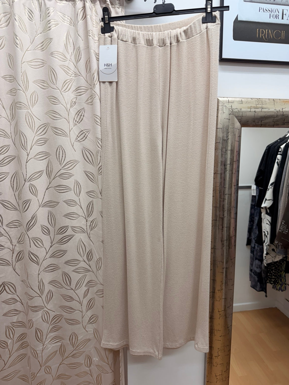 Pantalón de mujer color crema de punto con pierna ancha