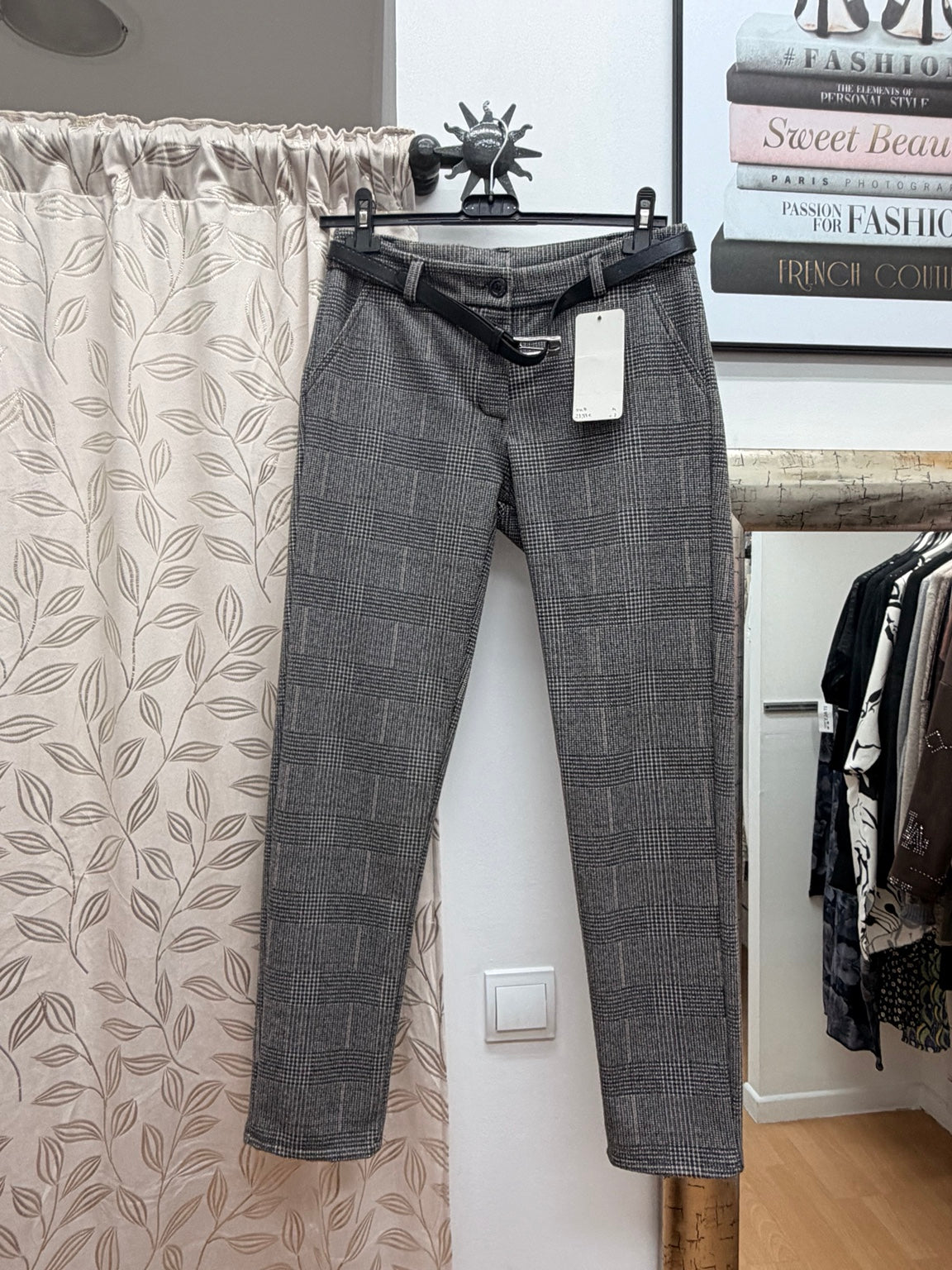 Pantalón de mujer gris de cuadros con cinturón negro