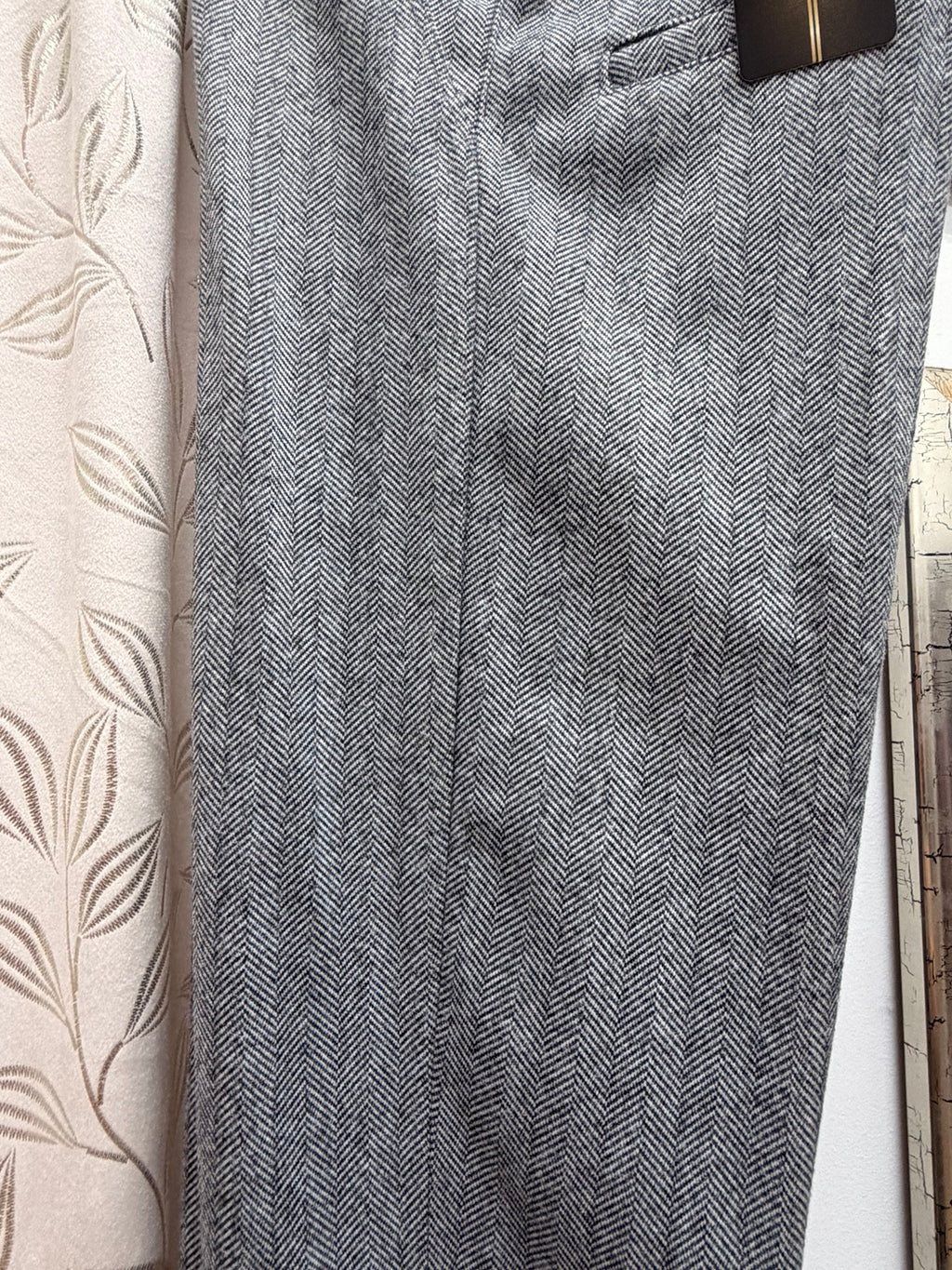 Detalle del tejido de espiga del pantalón de mujer gris