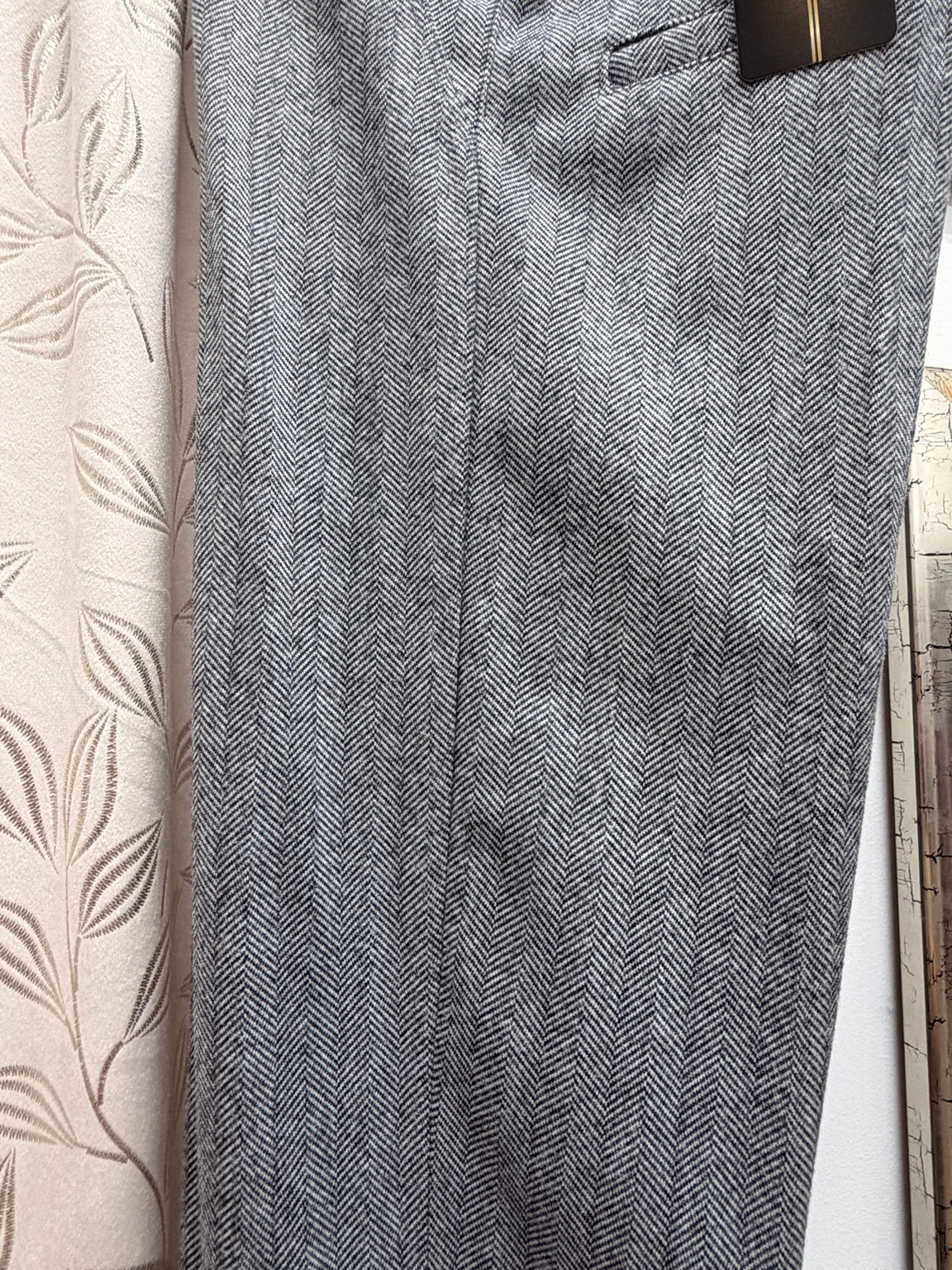 Detalle del tejido de espiga del pantalón de mujer gris
