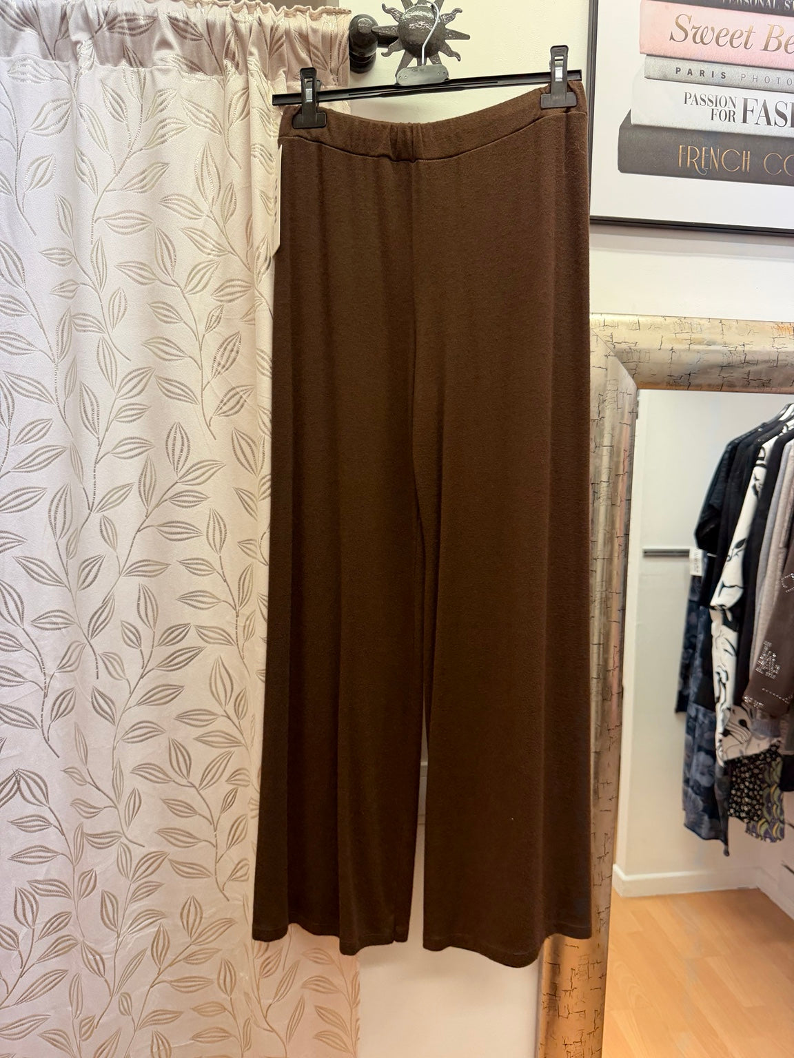 Pantalón de mujer marrón de punto con corte amplio