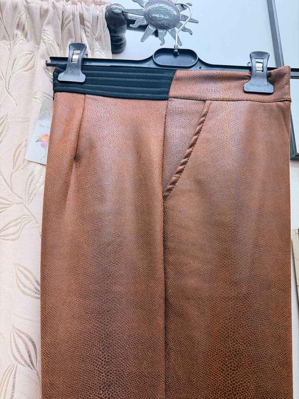 Detalle del tejido del pantalón de mujer marrón texturizado