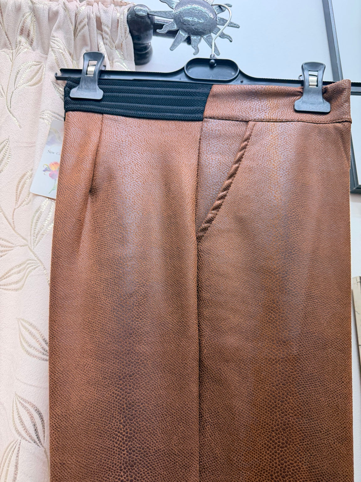 Detalle del tejido del pantalón de mujer marrón texturizado