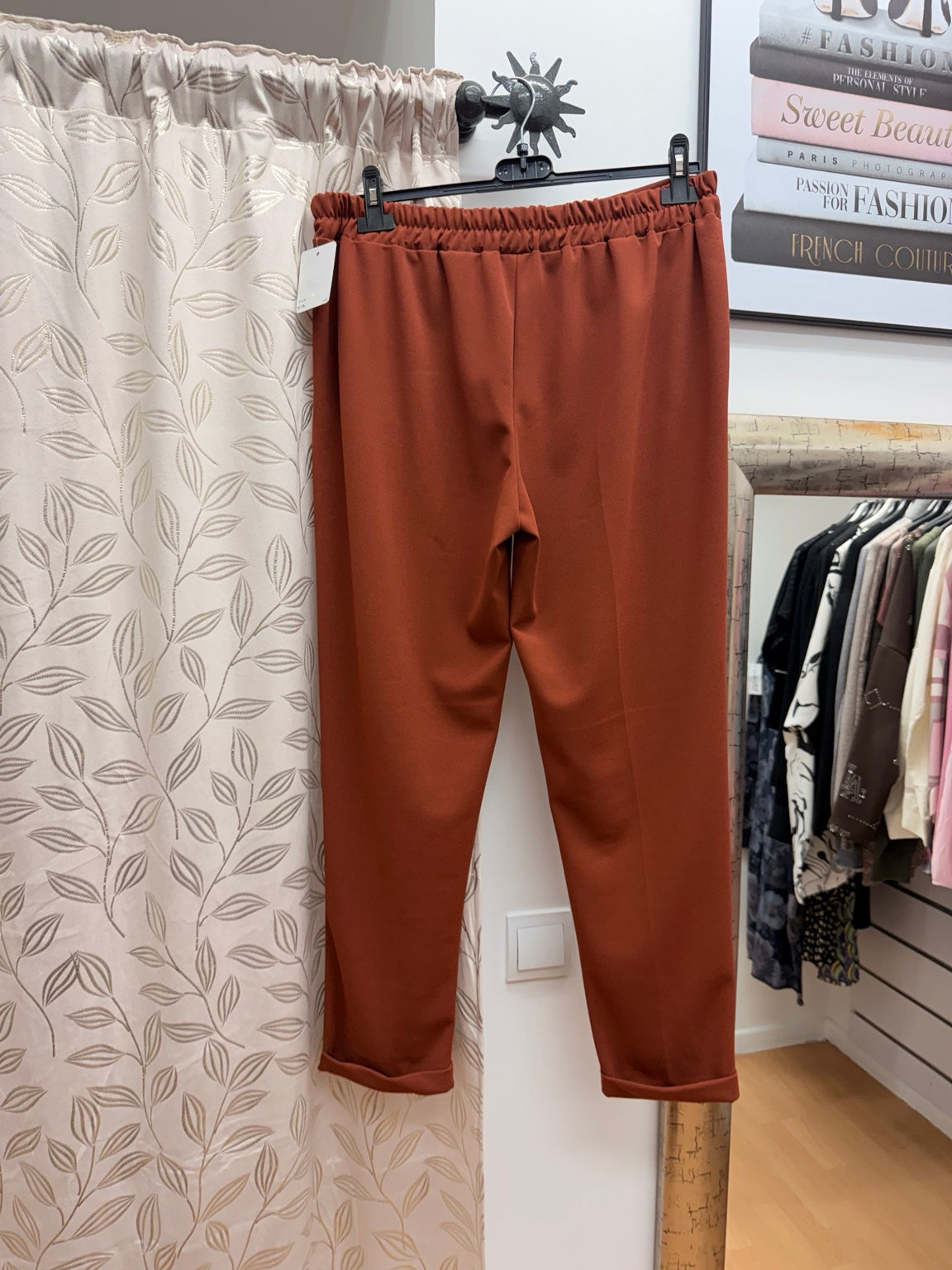 Pantalón de mujer color teja con cintura elástica