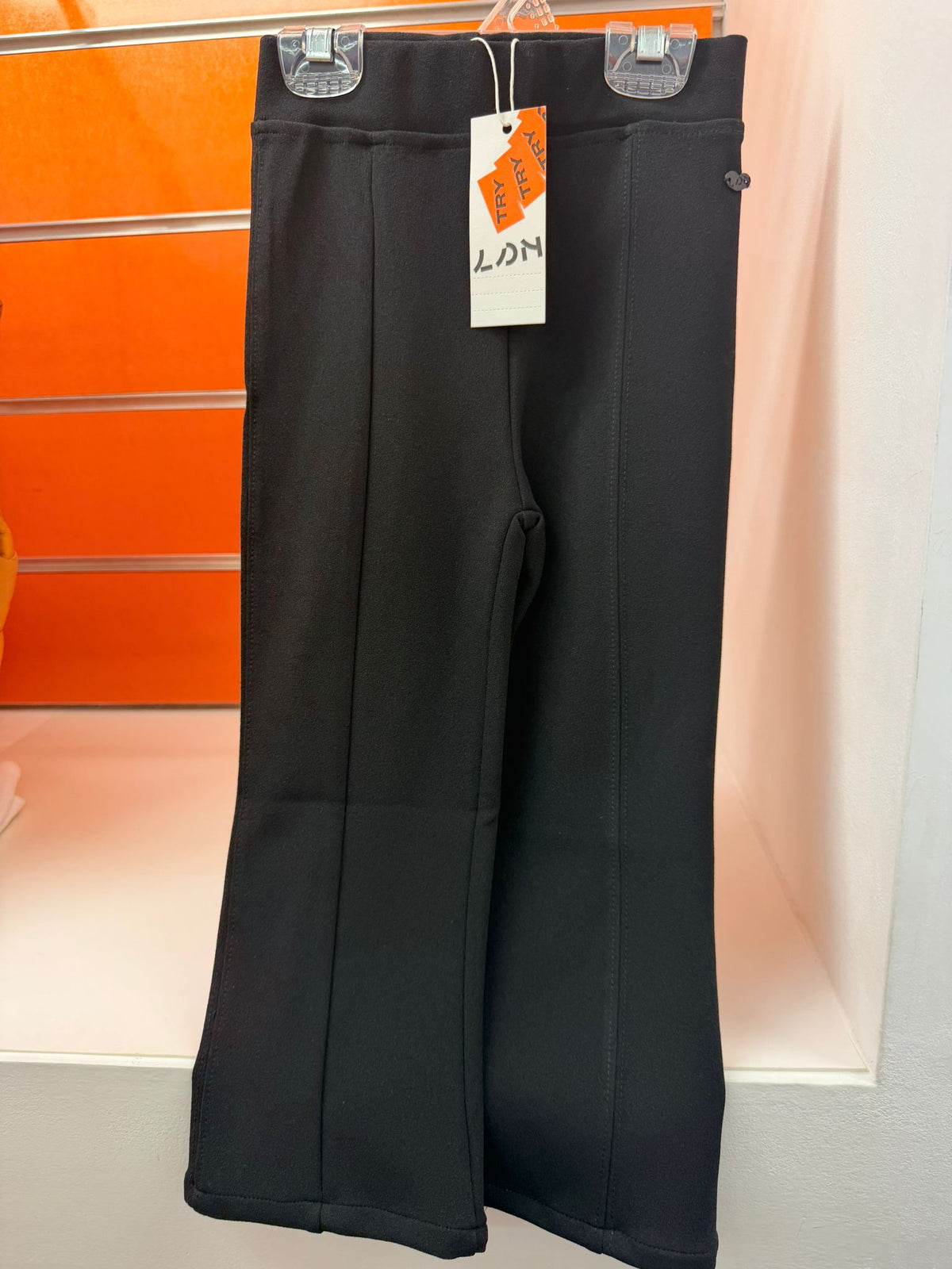 Pantalón niña Losan negro con costuras frontales, talla 8 años