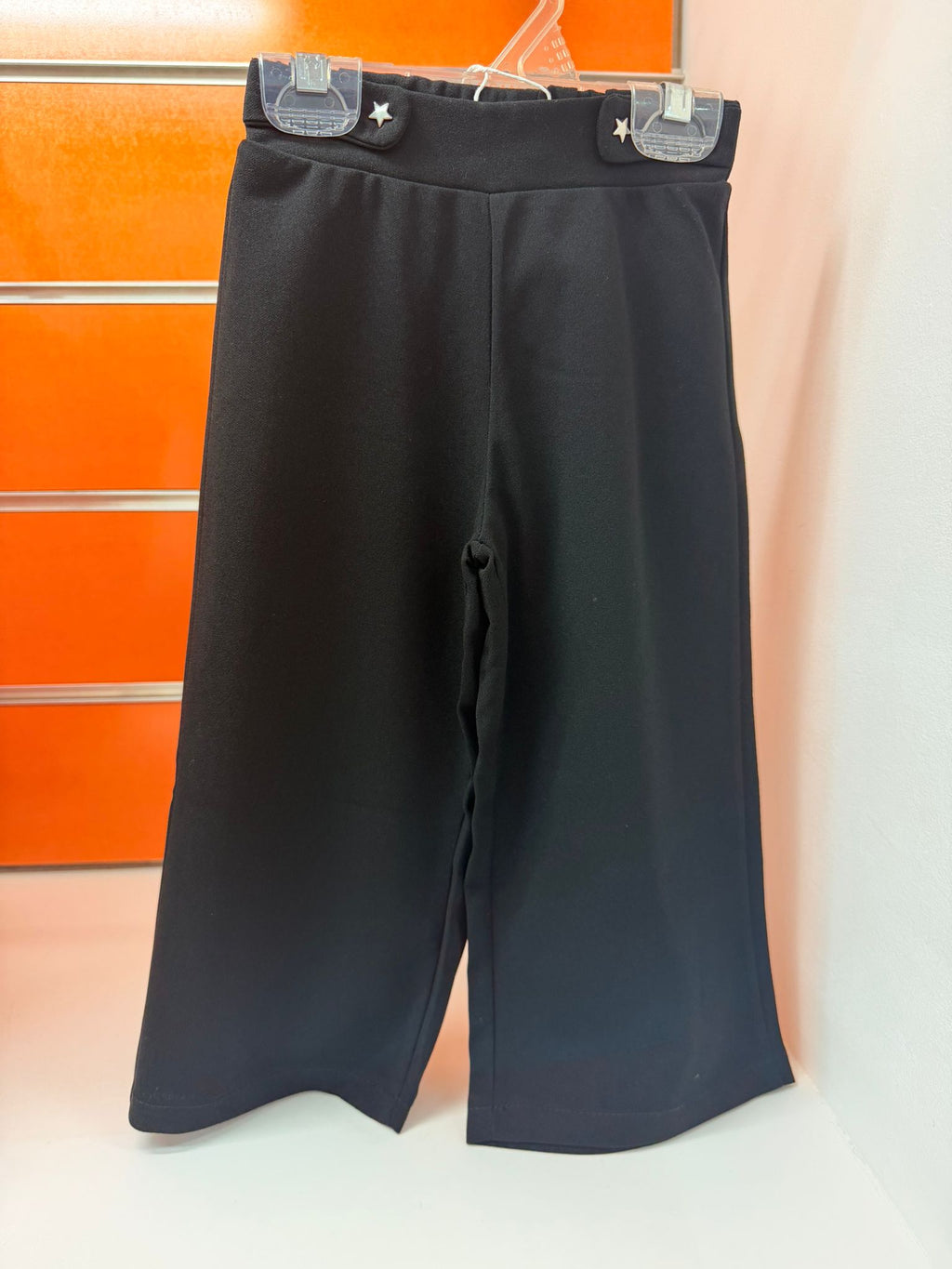 Pantalón niña Losan negro de pata ancha con detalle de estrellas, talla 2 años