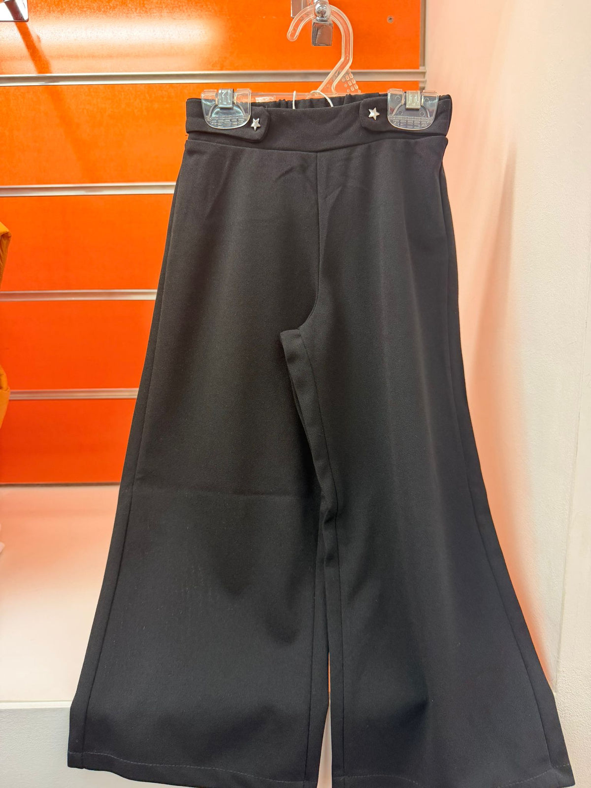 Pantalón niña Losan negro de pata ancha con detalles de estrellas, talla 4 años
