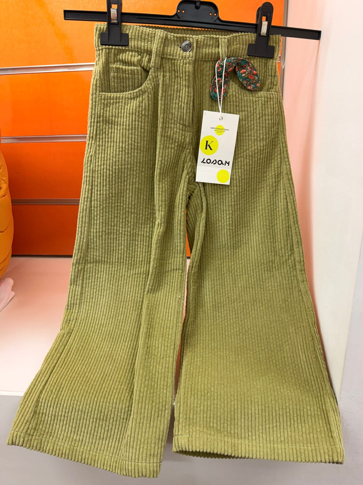Pantalón niña Losan de pana verde caqui con lazo floral, talla 4 años