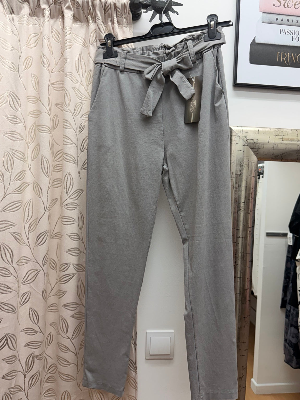 Pantalón paperbag gris de mujer con cintura fruncida y cinturón de lazada
