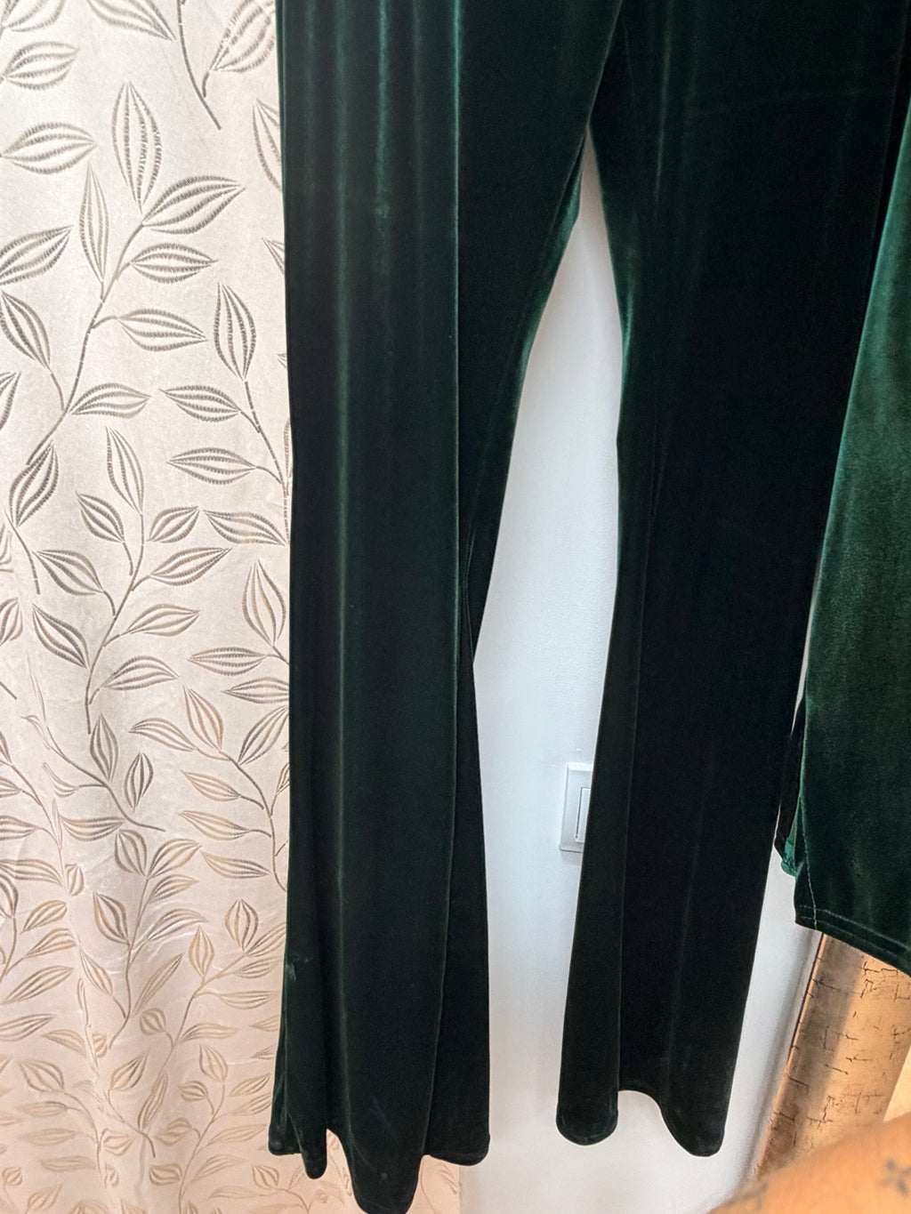 Detalle del pantalón de terciopelo verde esmeralda