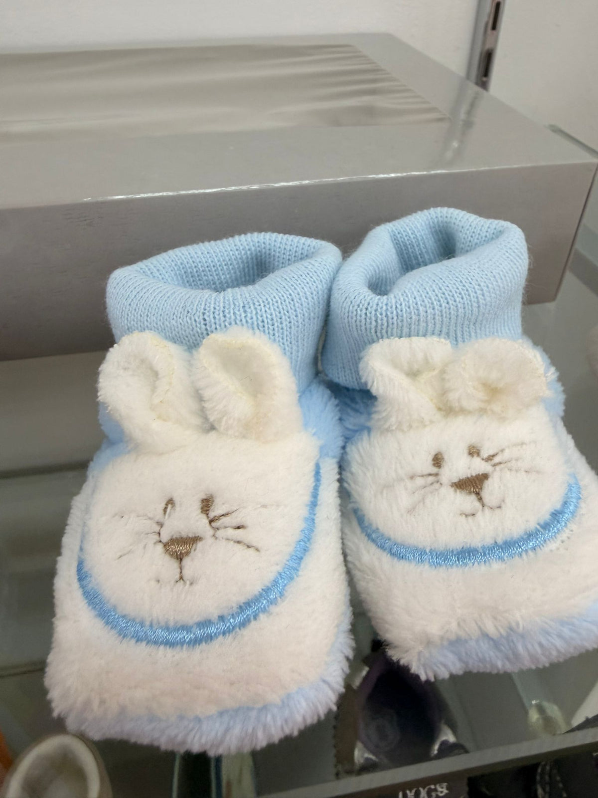 Patucos de bebé azul y blanco suave con carita y orejas de conejito