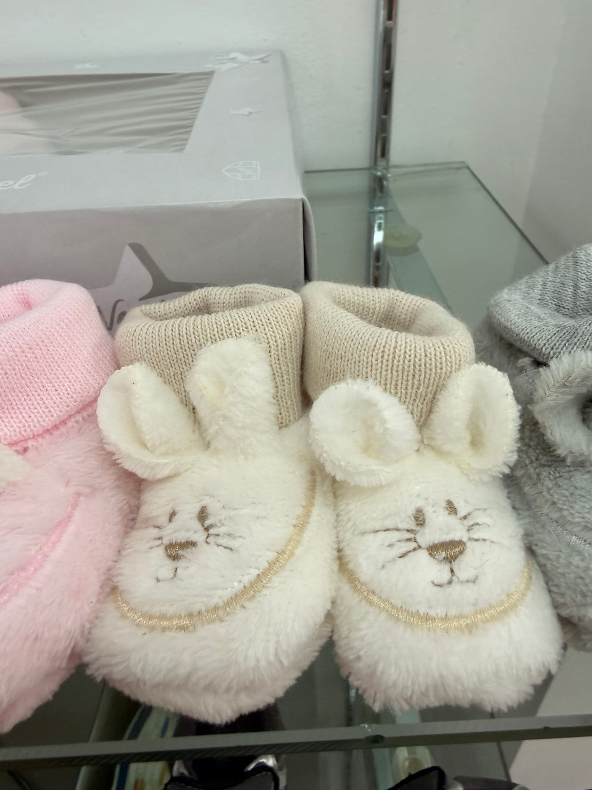Patucos de bebé suaves con carita y orejitas de conejito en color crema