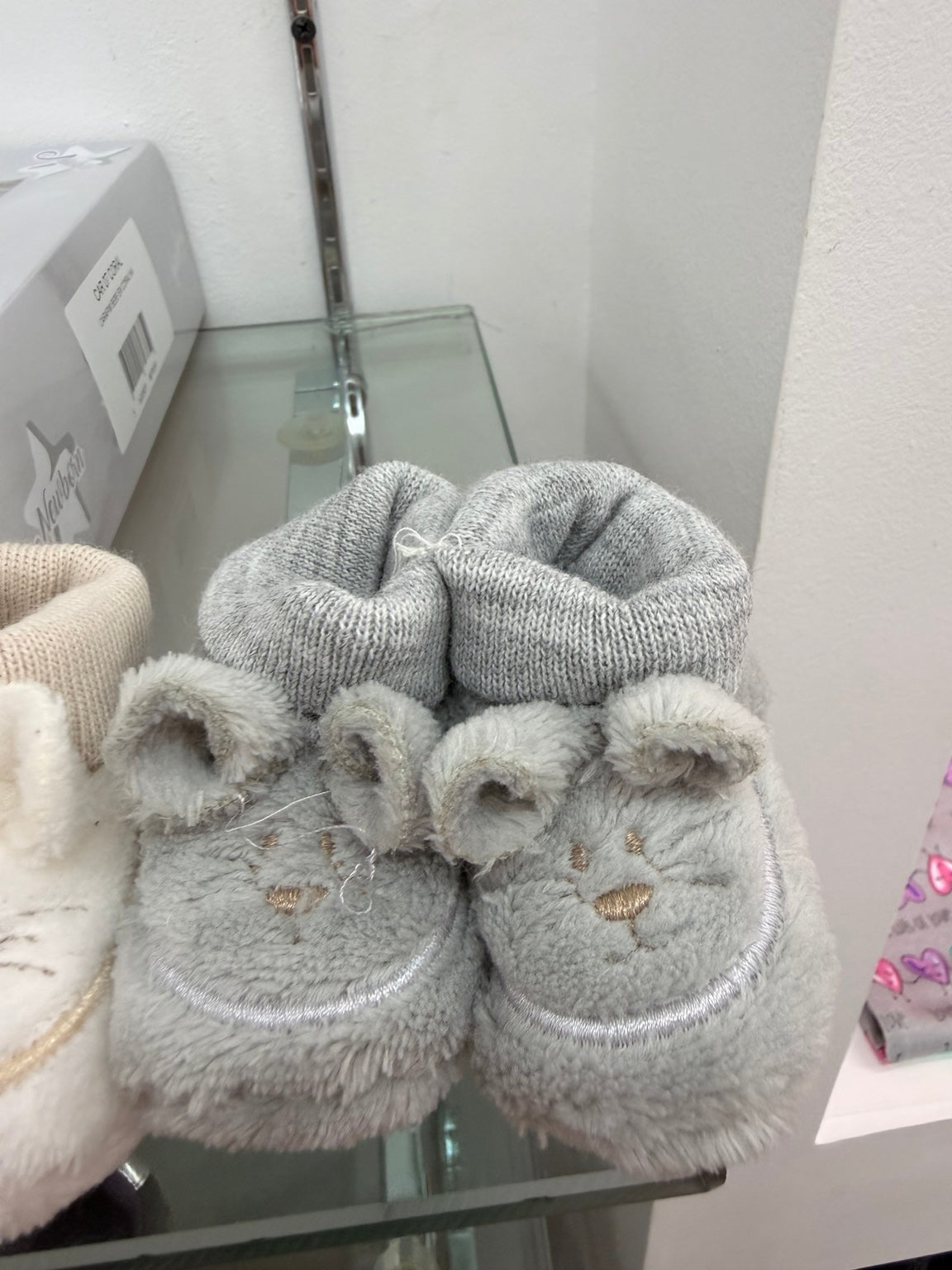 Patucos de bebé suaves con carita y orejitas de conejito en color gris