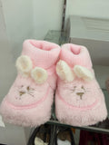 Patucos de bebé rosa suave con carita y orejas de conejito