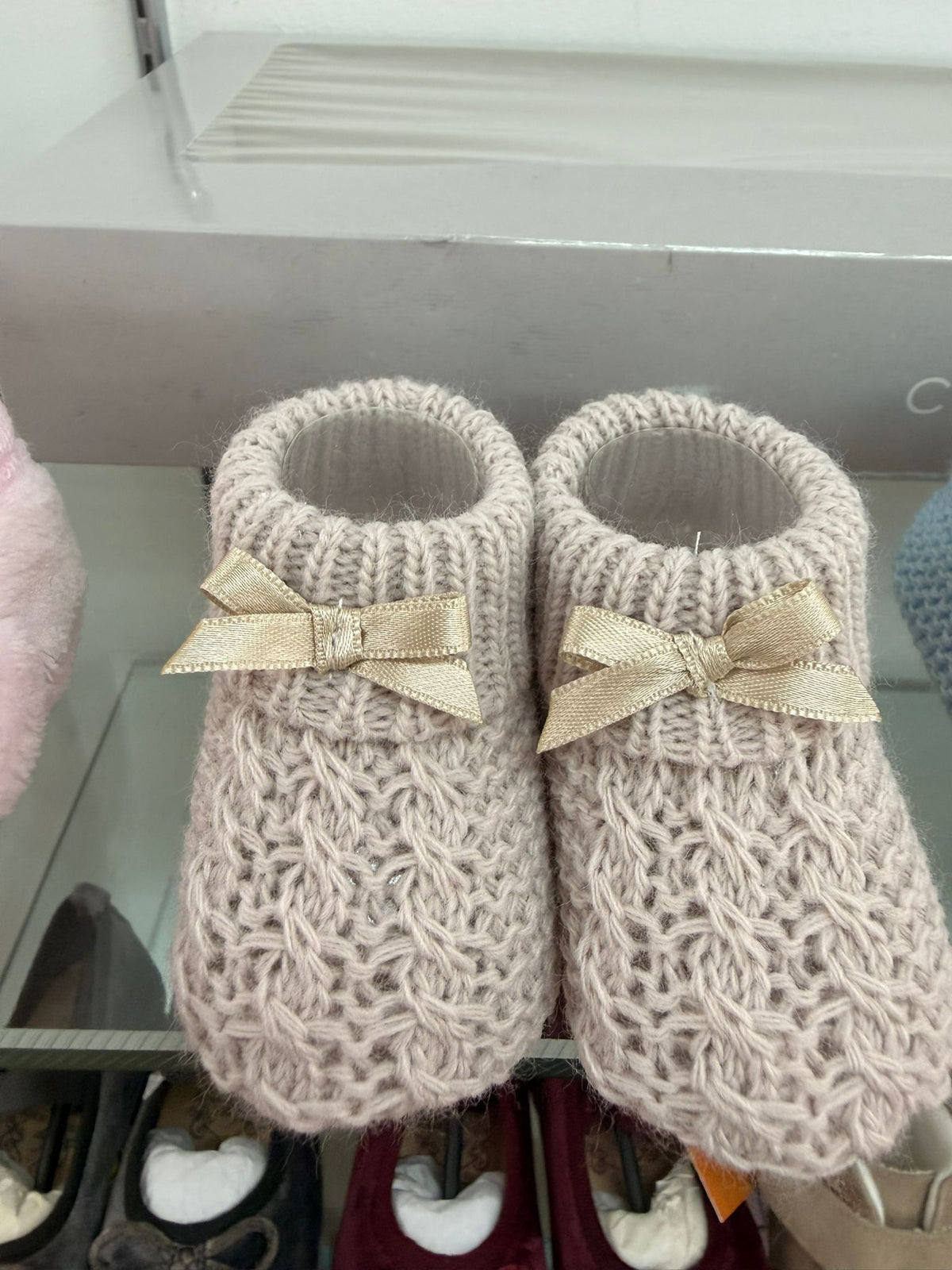Patucos de bebé de punto beige con lazo satinado