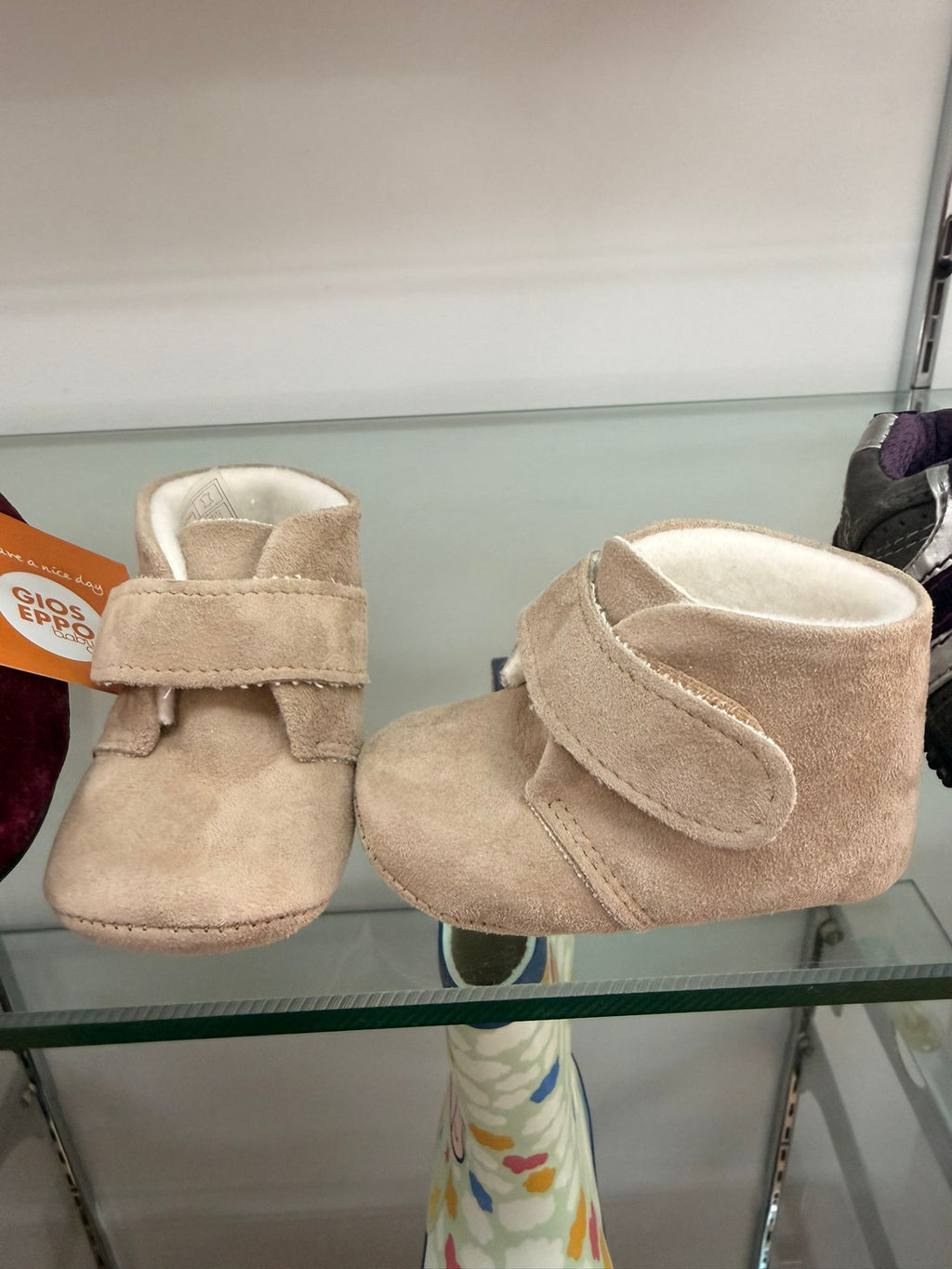 Patucos Gioseppo bebé beige de ante con cierre de velcro