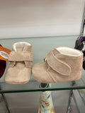 Patucos Gioseppo bebé beige de ante con cierre de velcro