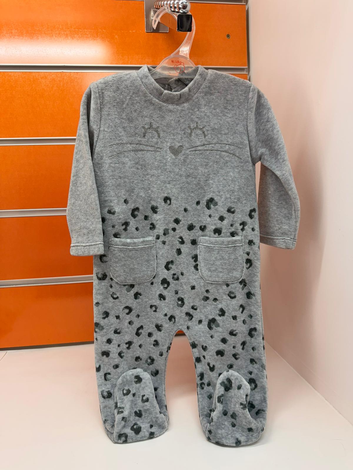 Pelele bebé Losan gris velour con estampado leopardo y cara de gatito, talla 3-6 meses