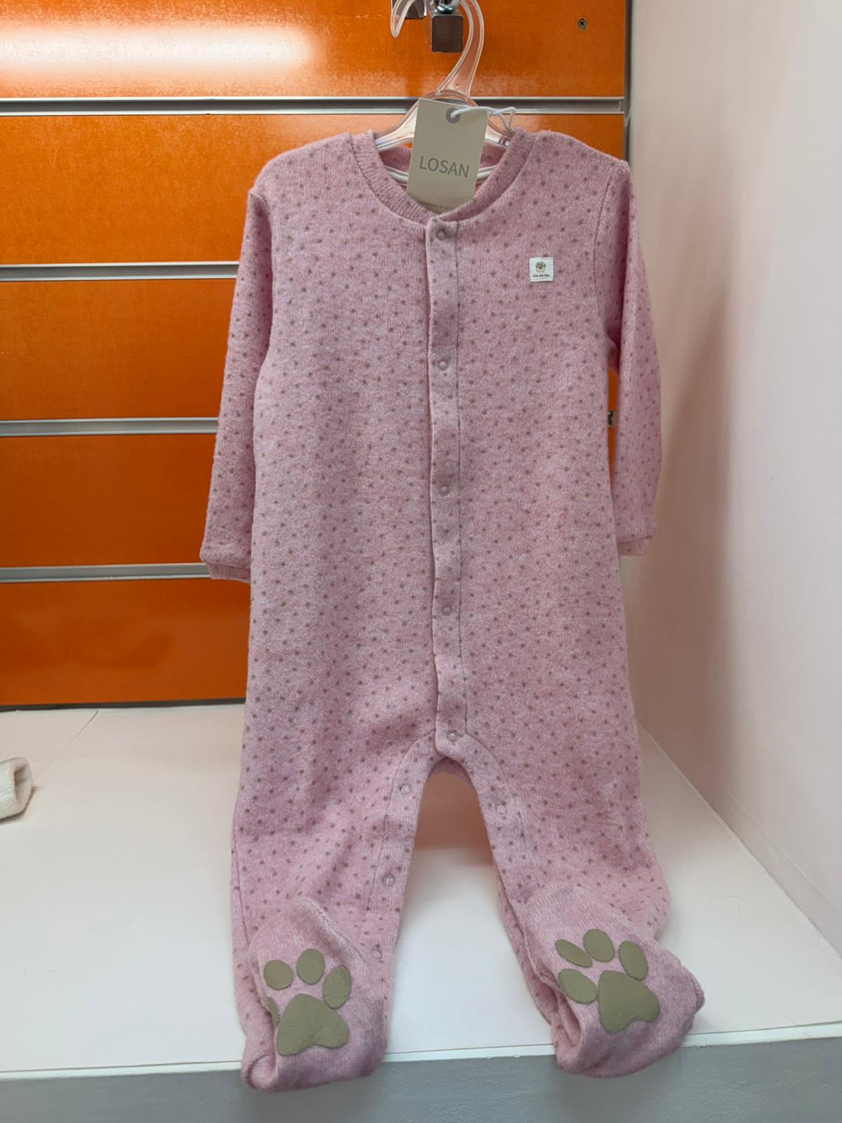 Pelele bebé Losan rosa vigoré con huellas en los pies, talla 9-12 meses