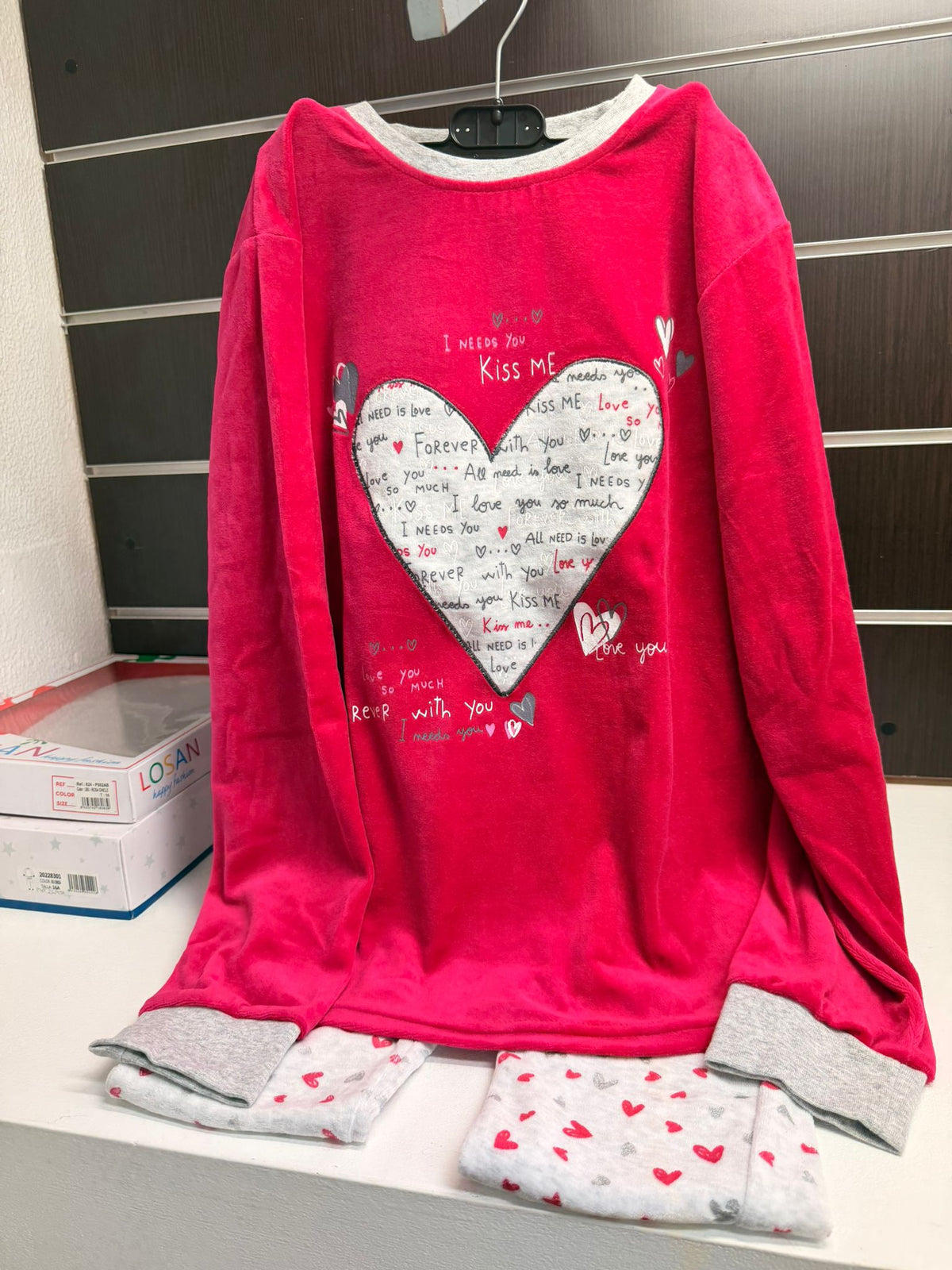 Pijama niña color cereza y gris con corazón, talla 16