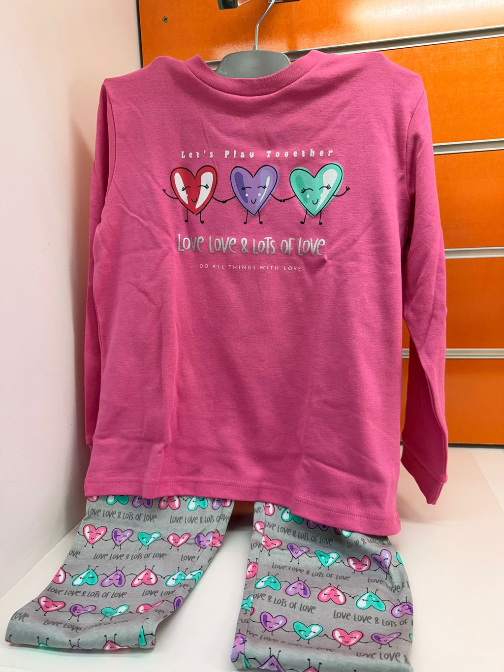 Pijama niña Kinanit rosa y gris con corazones Love, modelo KN-24458