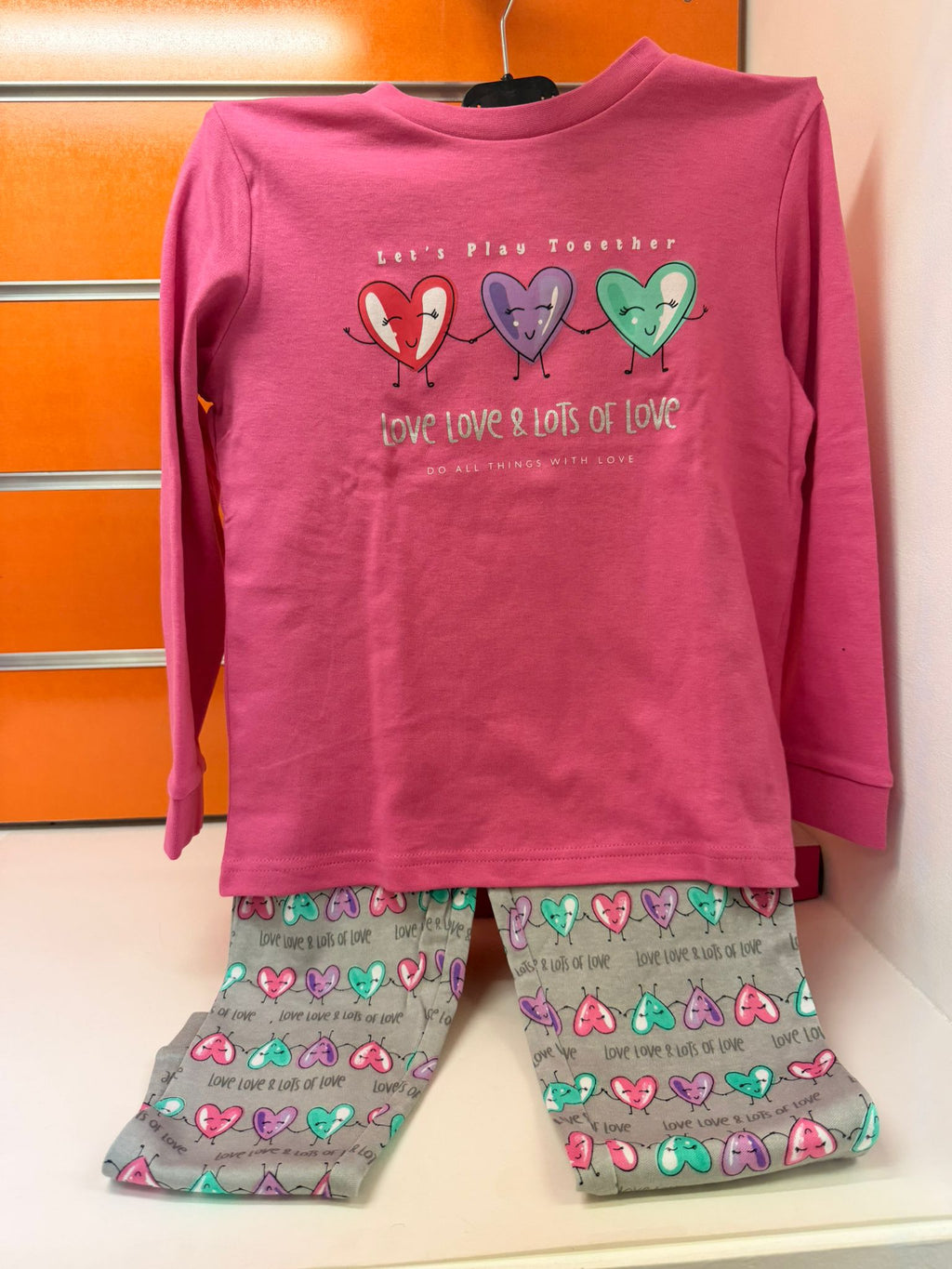 Pijama niña Kinanit rosa y gris con corazones Love, modelo KN-24458