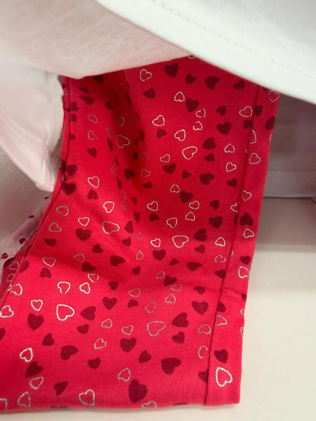 Detalle del pantalón rosa con estampado de corazones del pijama niña Losan Love My Cat