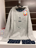 Pijama niña Losan gris claro vigoré con sopa de letras y pantalón azul marino de estrellas, talla 14