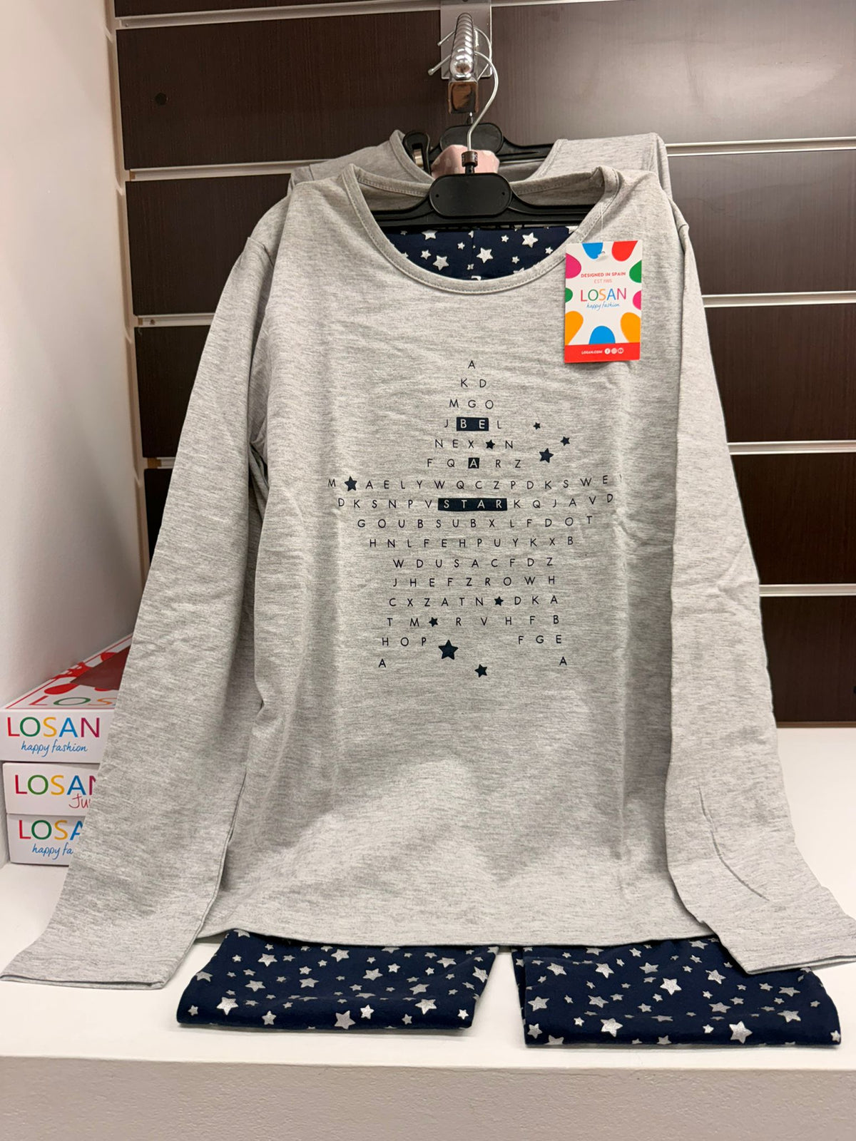 Pijama niña Losan gris claro vigoré con sopa de letras y pantalón azul marino de estrellas, talla 14