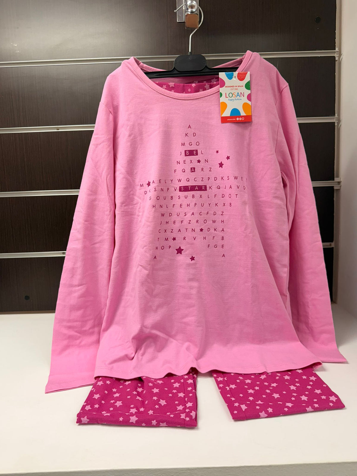 Pijama niña Losan rosa chicle con sopa de letras y estrellas, talla 14