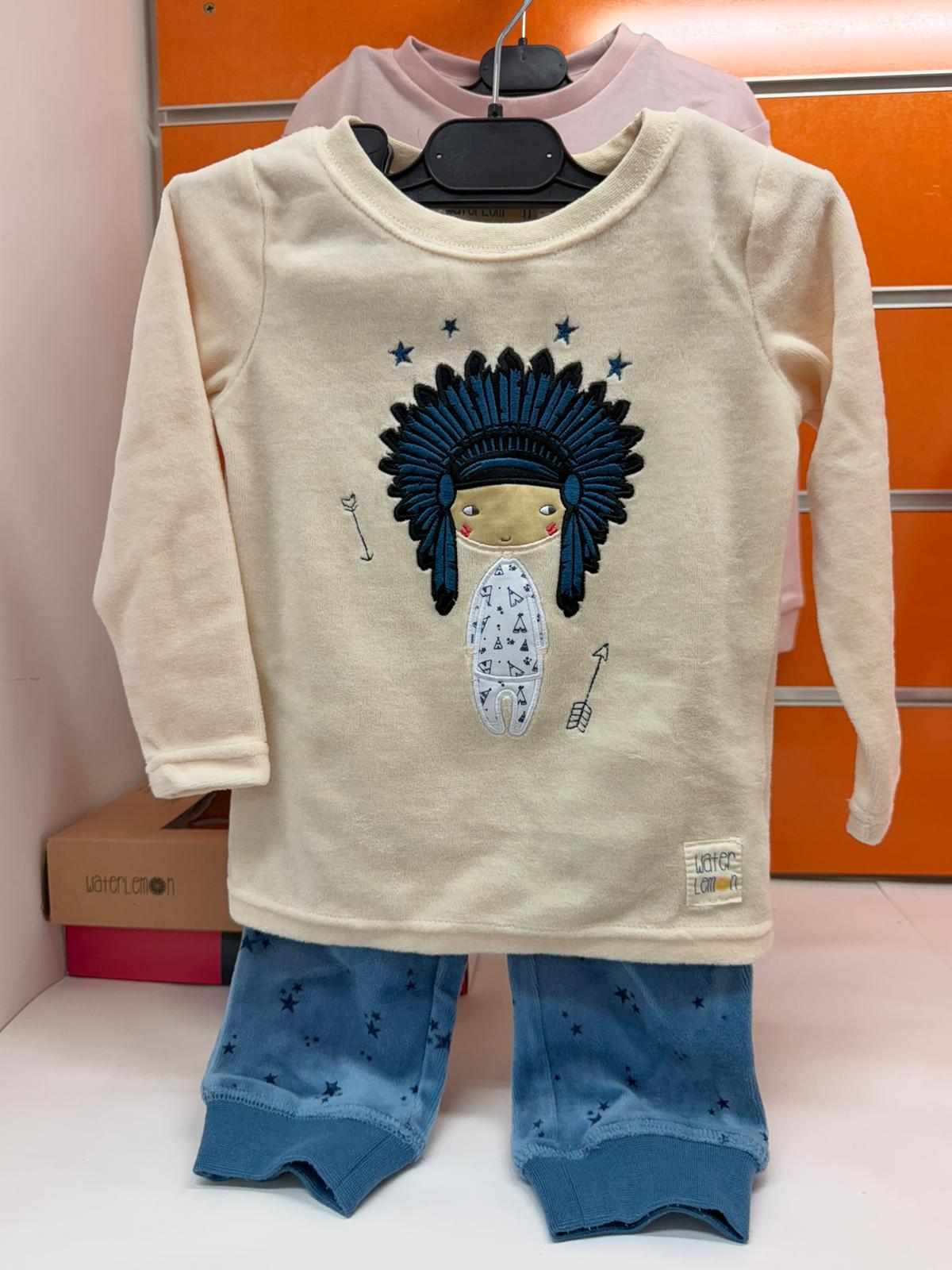 Pijama niño Water Lemon con camiseta crema estampado indio y pantalón azul, talla 2 años