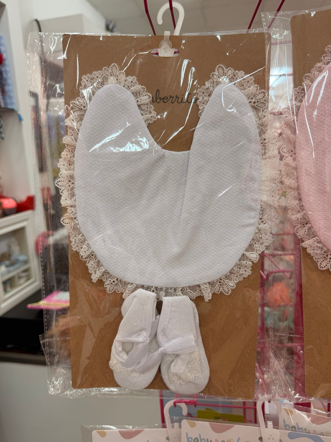 Set de bebé con babero de encaje y zapatitos en color blanco