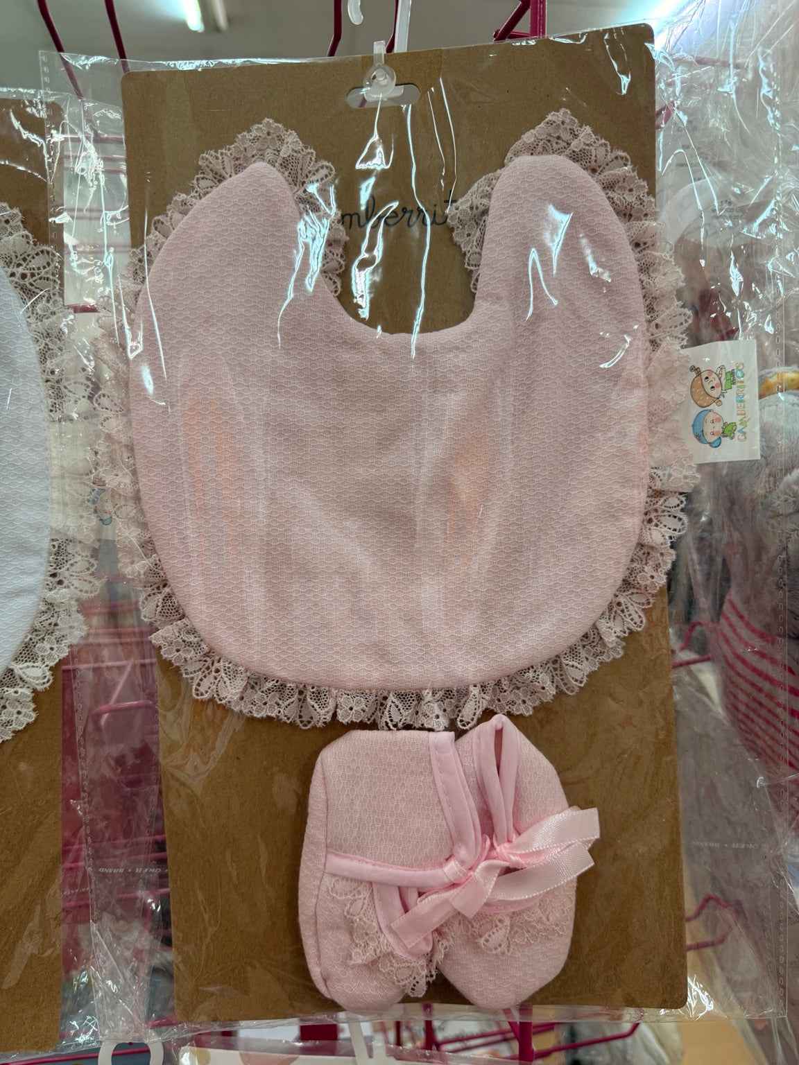 Set de bebé con babero de encaje y zapatitos en color rosa