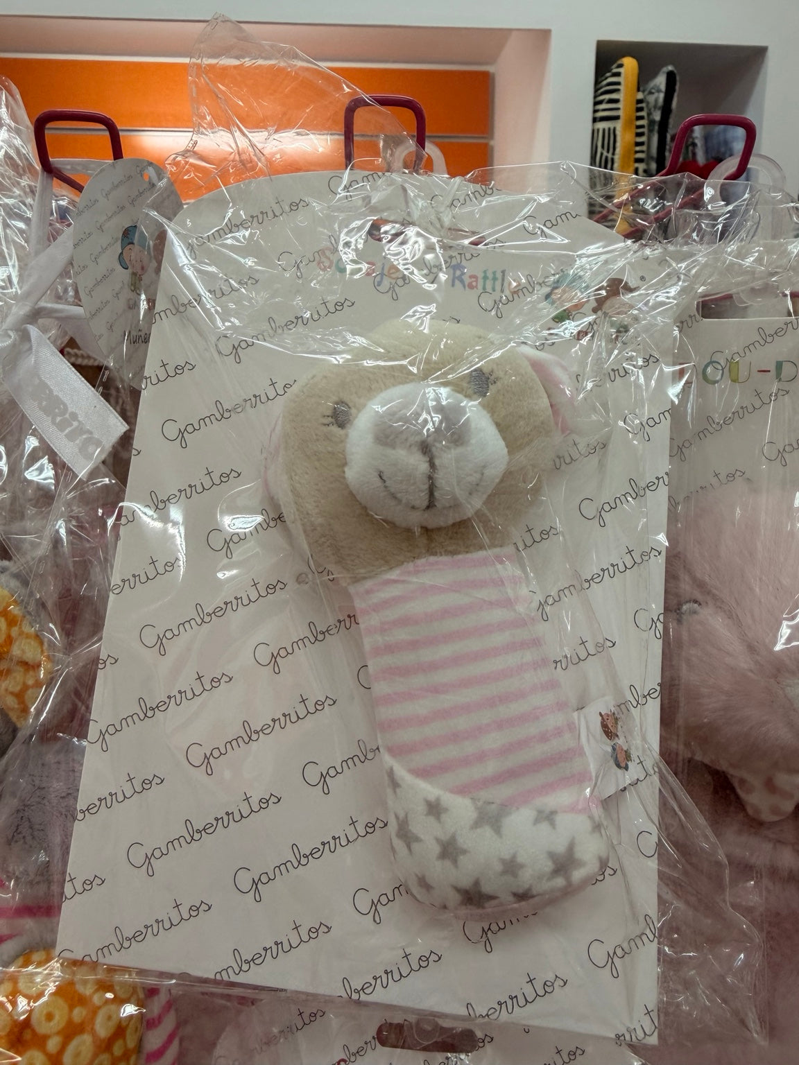 Sonajero infantil Gamberritos de peluche en tonos rosa, beige y gris con rayas y estrellas