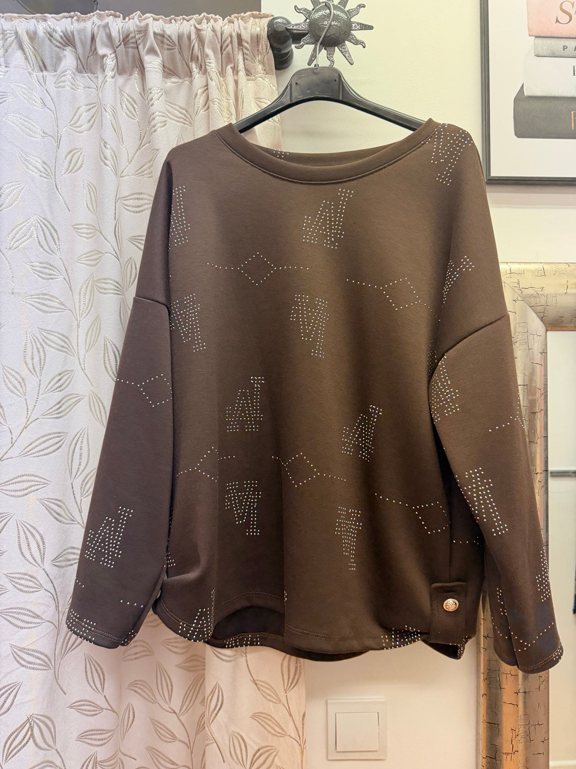 Sudadera de mujer marrón con aplicaciones de strass geométrico