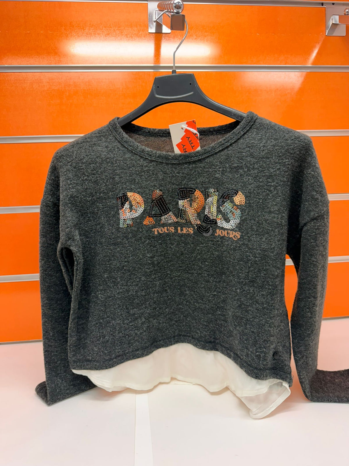 Sudadera gris de niña Losan con lentejuelas Paris y volante blanco